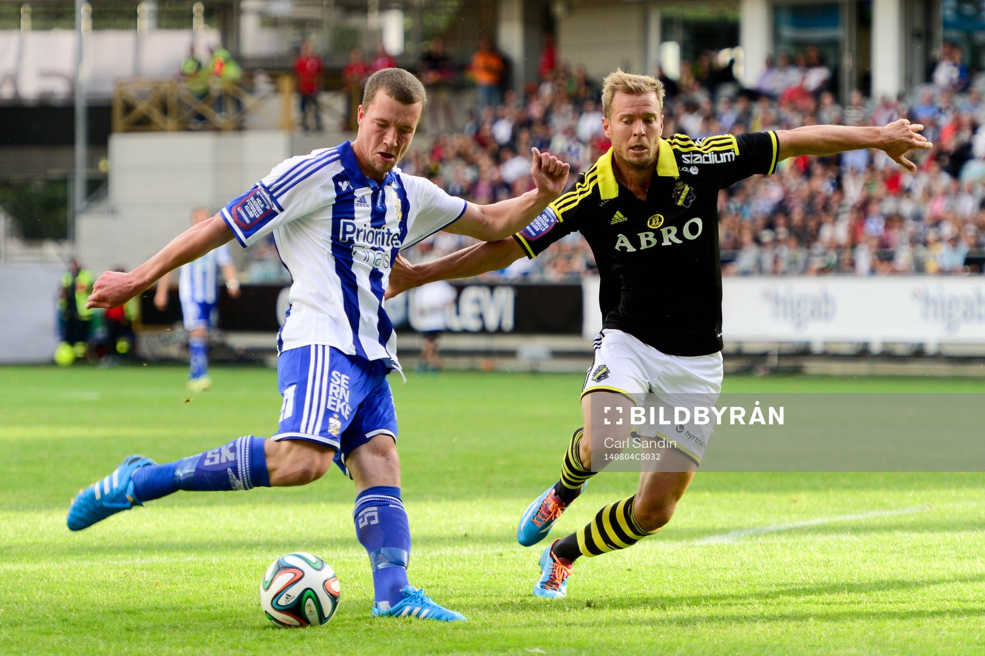IFK Göteborgs Jakob Johansson och AIK:s Per Karlsson under fotbollsmatchen i Allsvenskan mellan IFK Göteborg och AIK den 4 augusti 2014 i Göteborg.