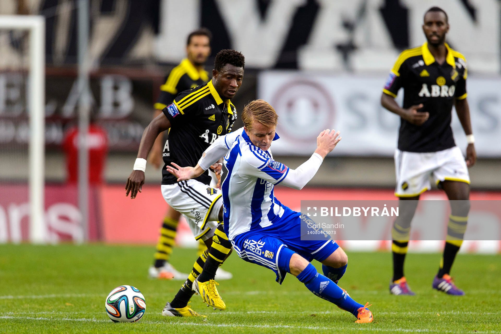 Ibrahim Moro i närkamp med IFK Göteborgs Sam Larsson under fotbollsmatchen i Allsvenskan mellan IFK Göteborg och AIK den 4 augusti 2014 i Göteborg.
