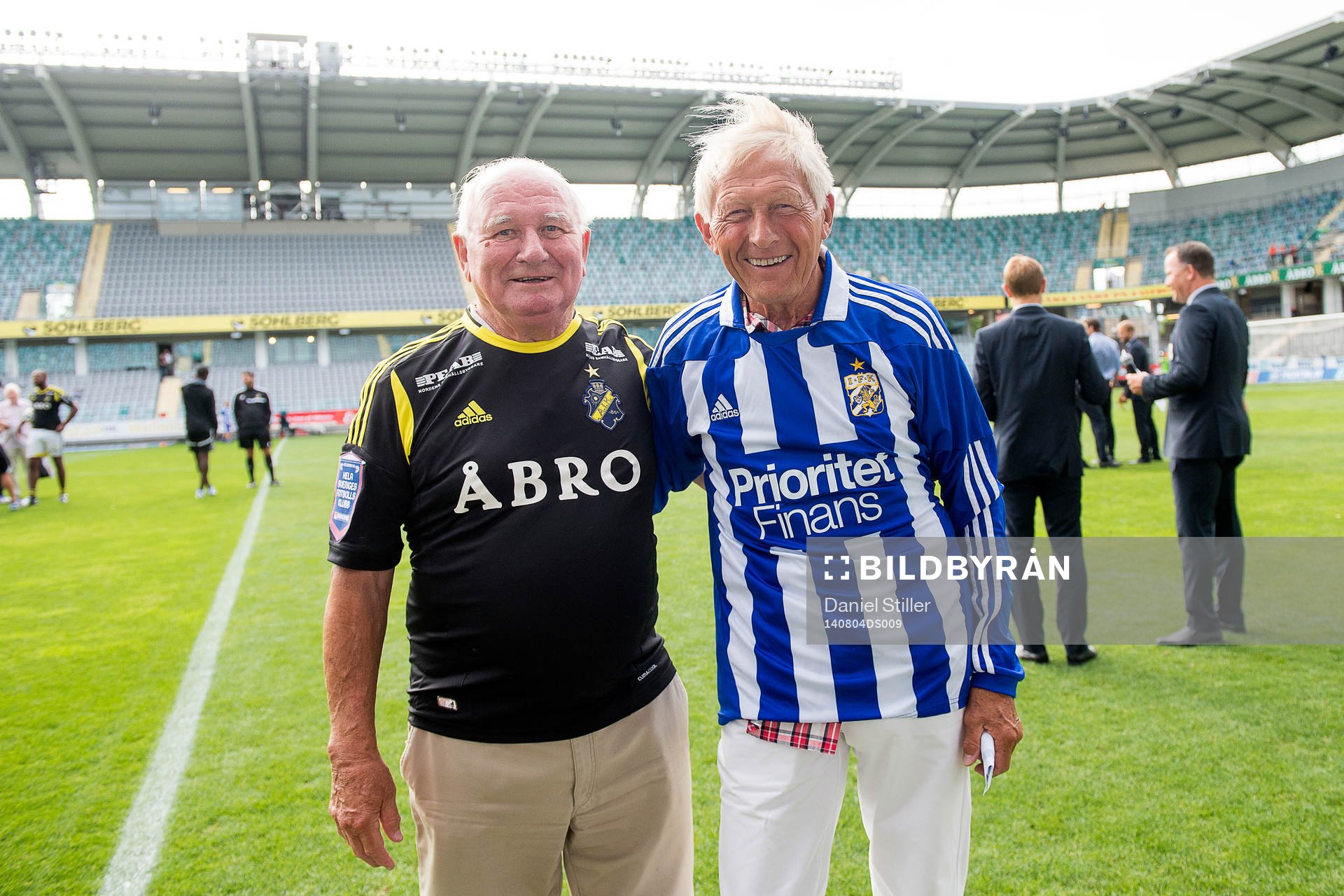 Veteranerna Kurre Hamrin, AIK, och Bengt Fölet Berndtsson innan fotbollsmatchen i Allsvenskan mellan IFK Göteborg och AIK den 4 augusti 2014 i Göteborg.