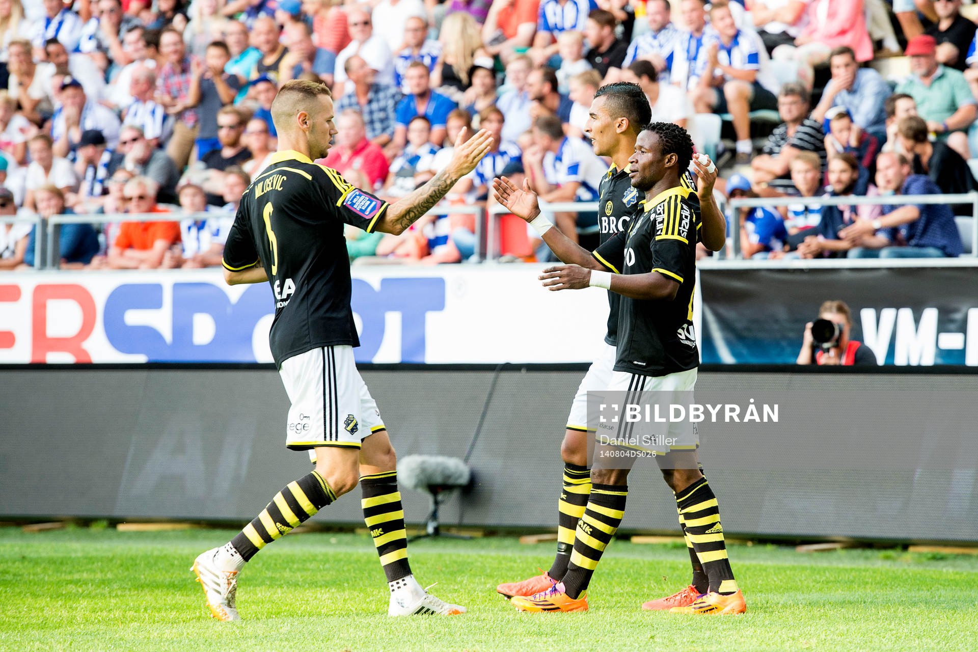 AIKs Alexander Milosevic och Nabil Bahoui jublar efter att Kennedy Igboananike (till höger) gjort 0-1 under fotbollsmatchen i Allsvenskan mellan IFK Göteborg och AIK den 4 augusti 2014 i Göteborg.