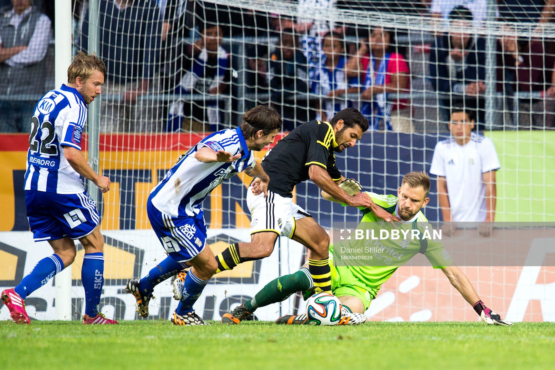 AIK:s Celso Borges i kamp med IFK Göteborgs målvakt John Alvbåge under fotbollsmatchen i Allsvenskan mellan IFK Göteborg och AIK den 4 augusti 2014 i Göteborg.