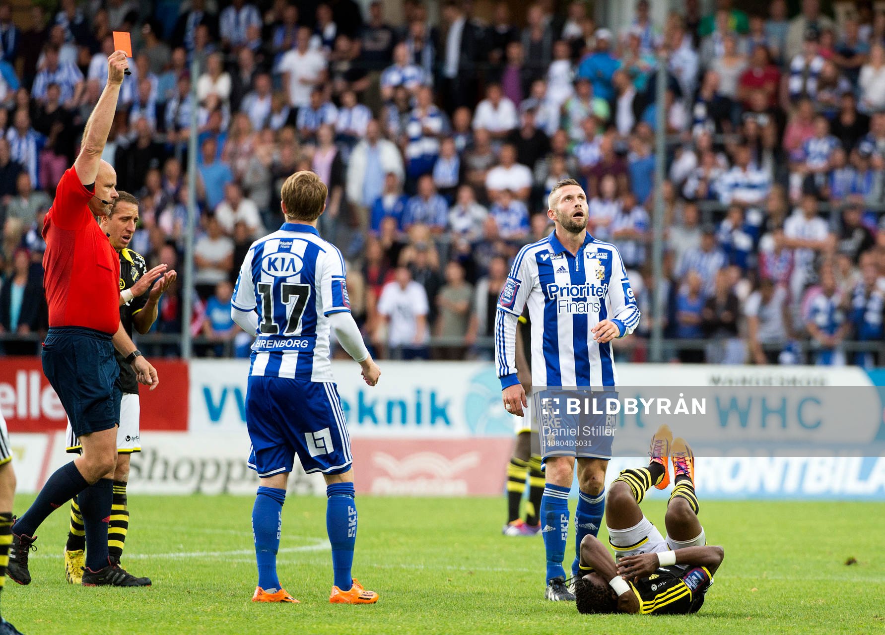 Domare Martin Hansson ger IFK Göteborgs Kjetil Waehler