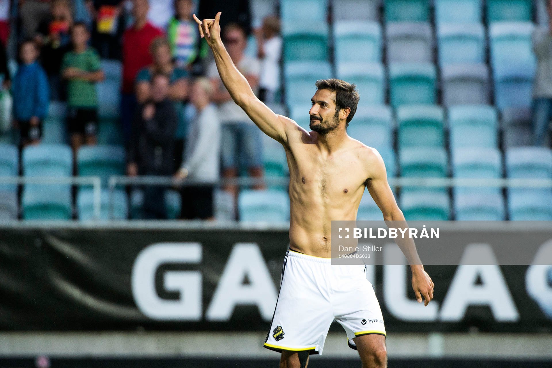 AIK:s Celso Borges tackar publiken efter fotbollsmatchen i Allsvenskan mellan IFK Göteborg och AIK den 4 augusti 2014 i Göteborg.