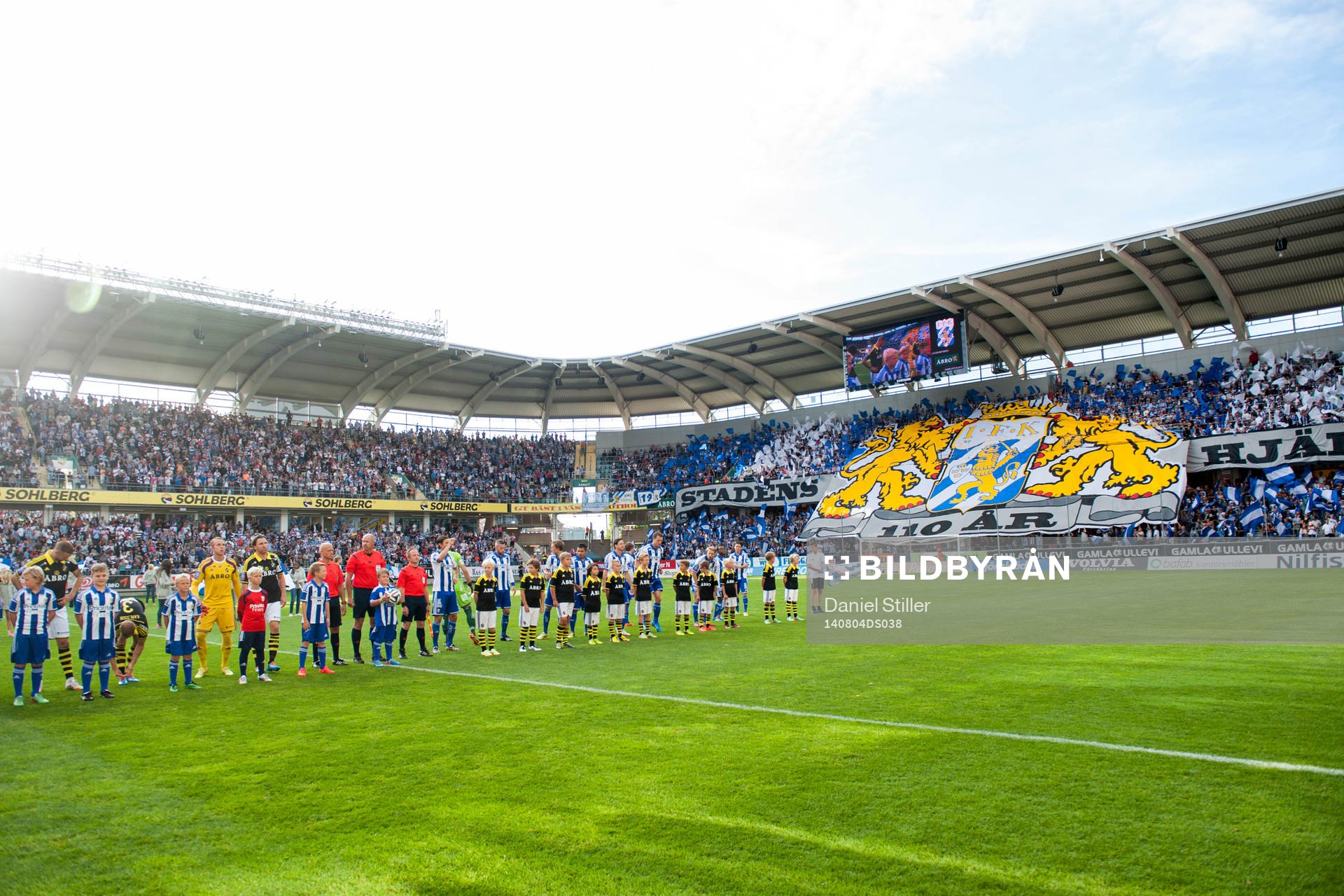 Lagen vid lineup med IFK Göteborgs tifo på läktaren innan fotbollsmatchen i Allsvenskan mellan IFK Göteborg och AIK den 4 augusti 2014 i Göteborg.