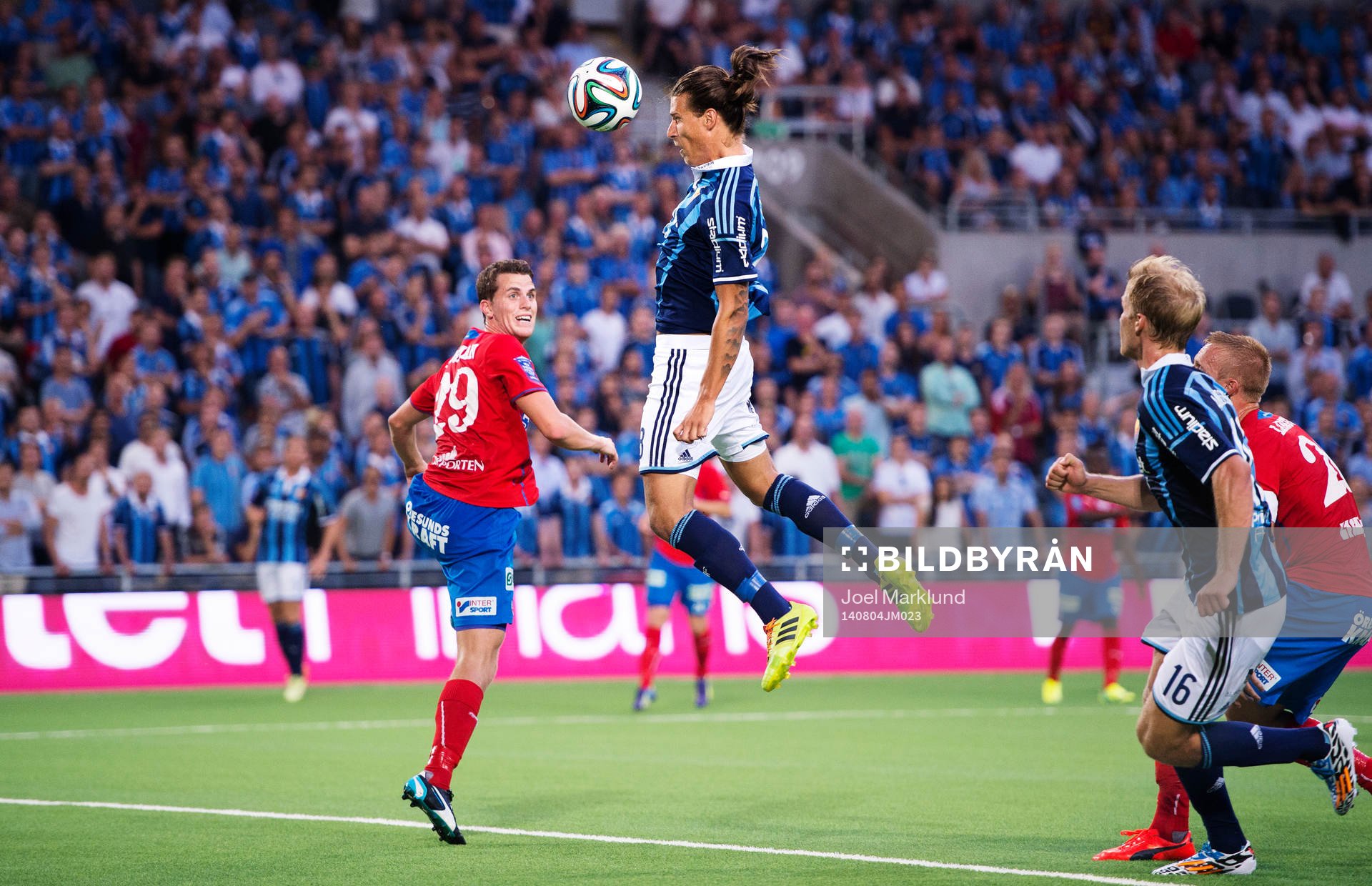 Helsingborgs Jesper Björkman ser Djurgårdens Aleksandar
