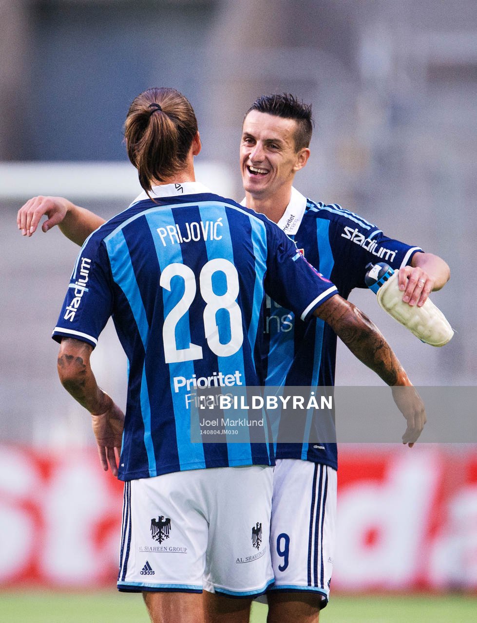 Djurgårdens Aleksandar Prijovic kramas om av Haris