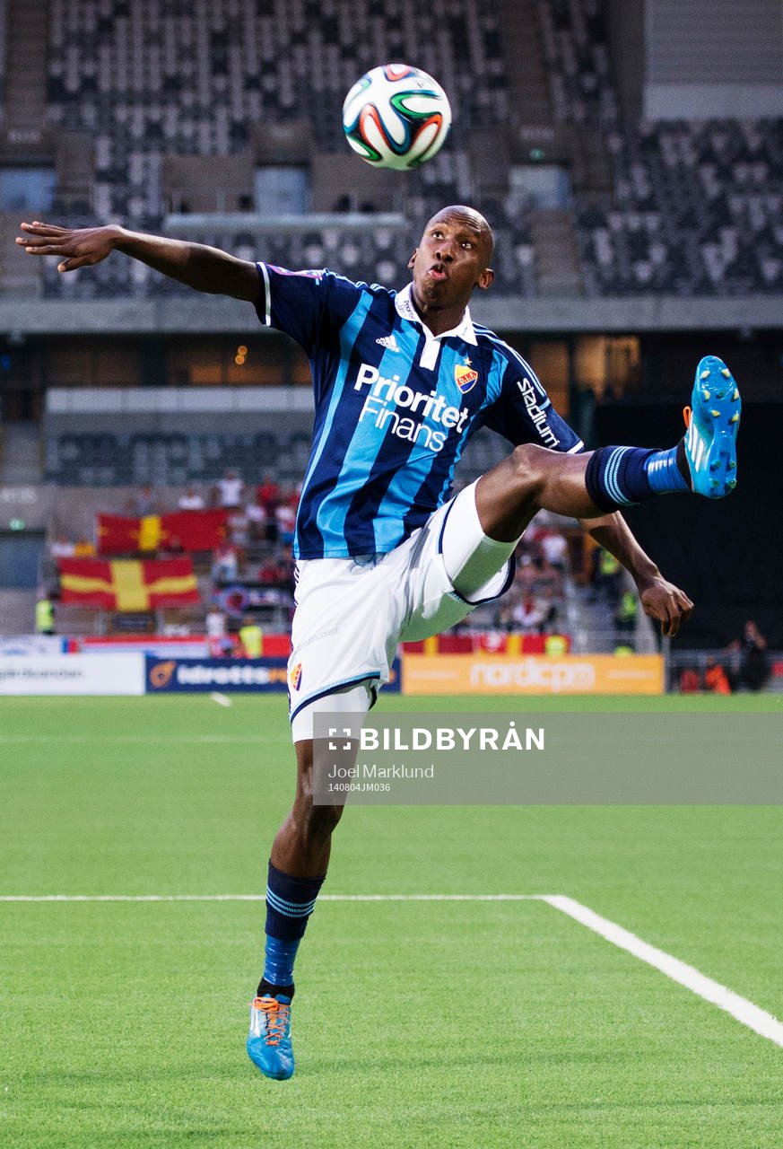 Djurgårdens Mark Mayambela tar ner bollen