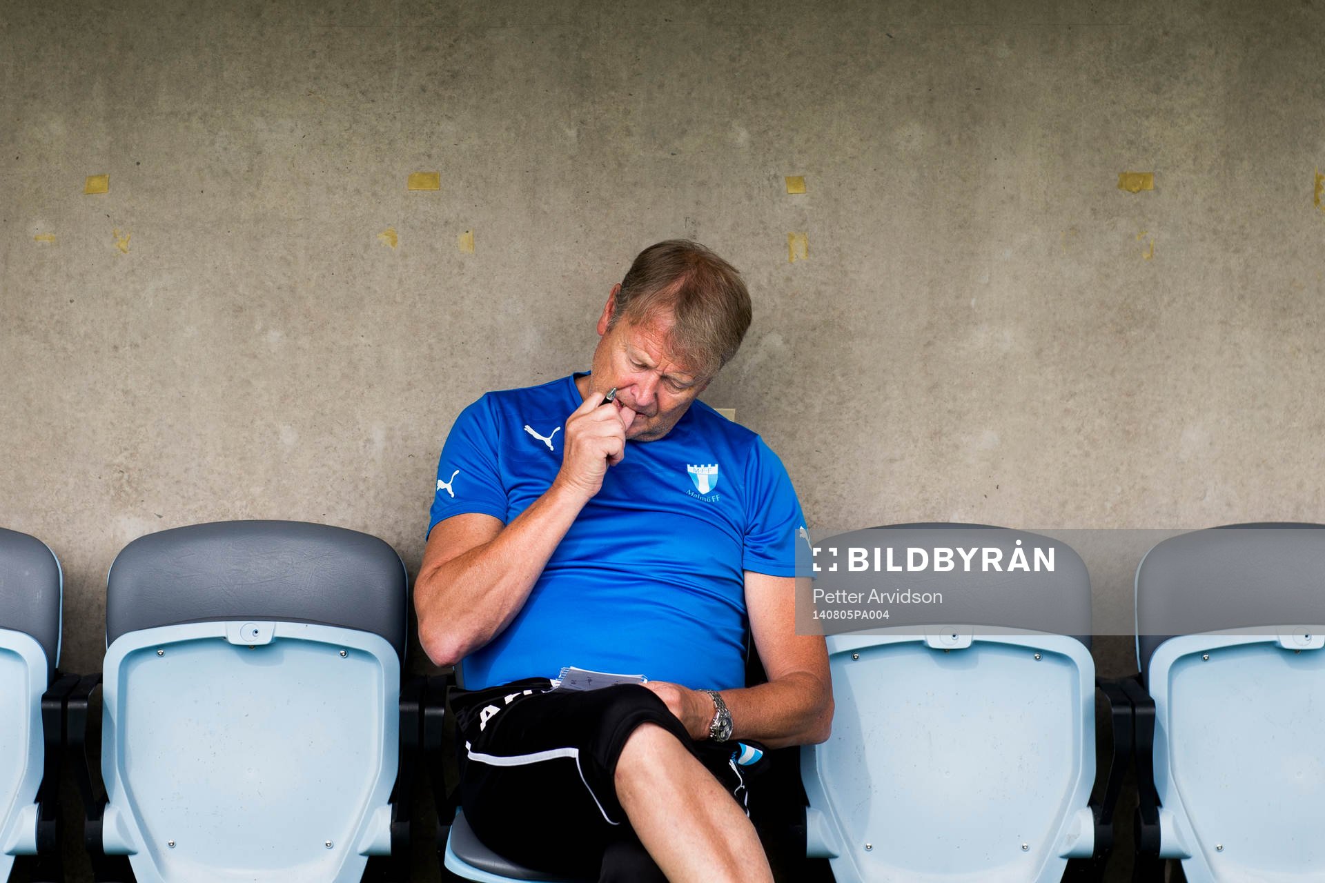 Malmö FFs tränare Åge Hareide ser bekymrad ut