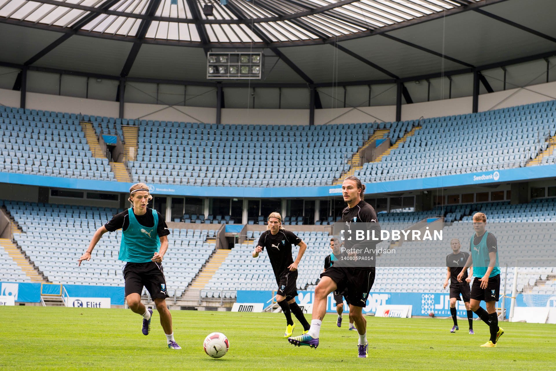 Malmö FFs Erik Johansson (m) passar bollen och Pawel