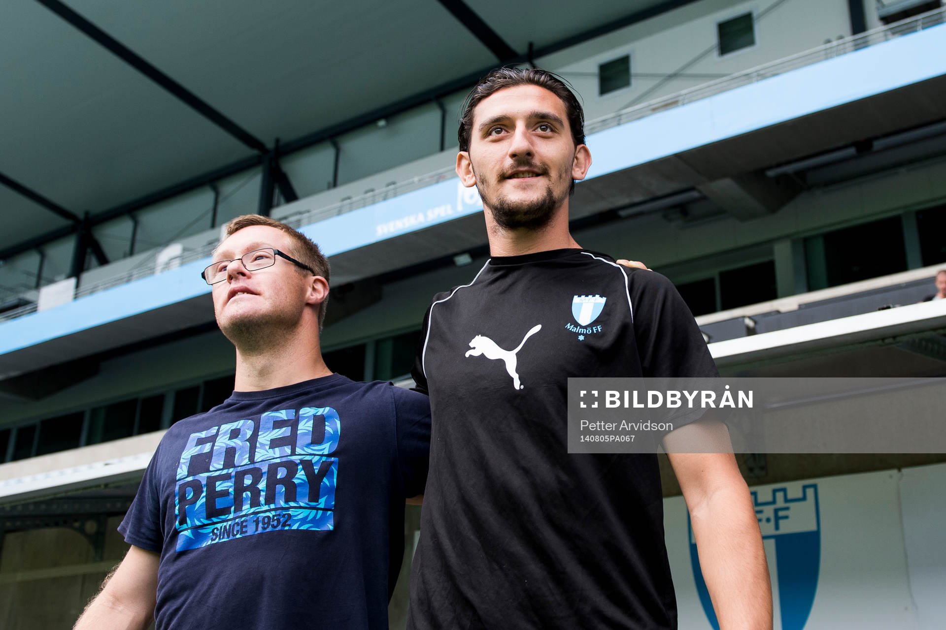 Malmö FFs Agon Mehmeti (th)