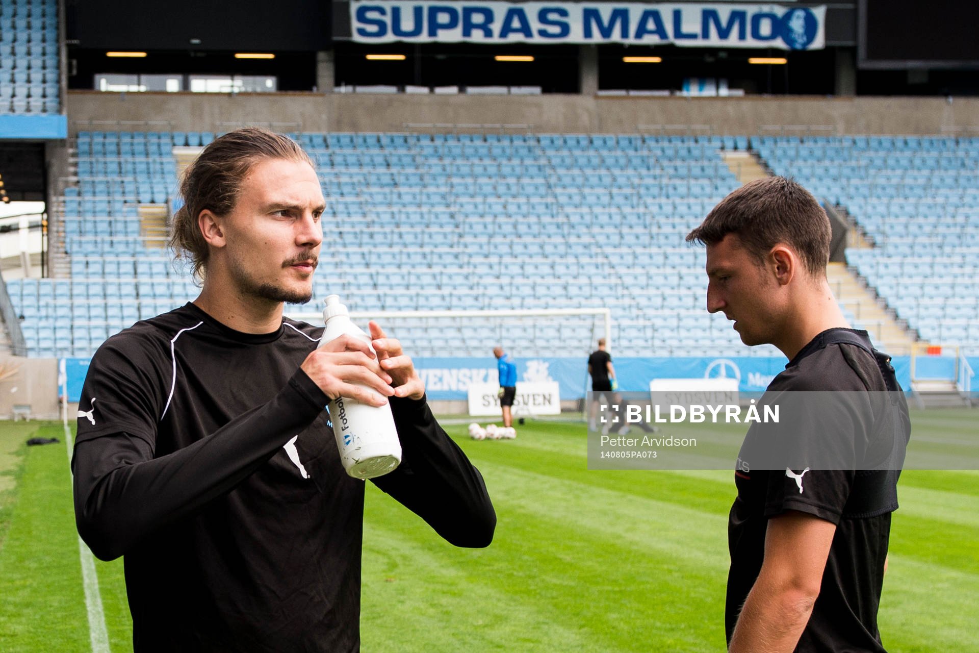 Malmö FFs Erik Johansson dricker under Malmö FFs träning inför kvalmatchen i Champions League mot Sparta Prag den 5 augusti 2014 i Malmö.