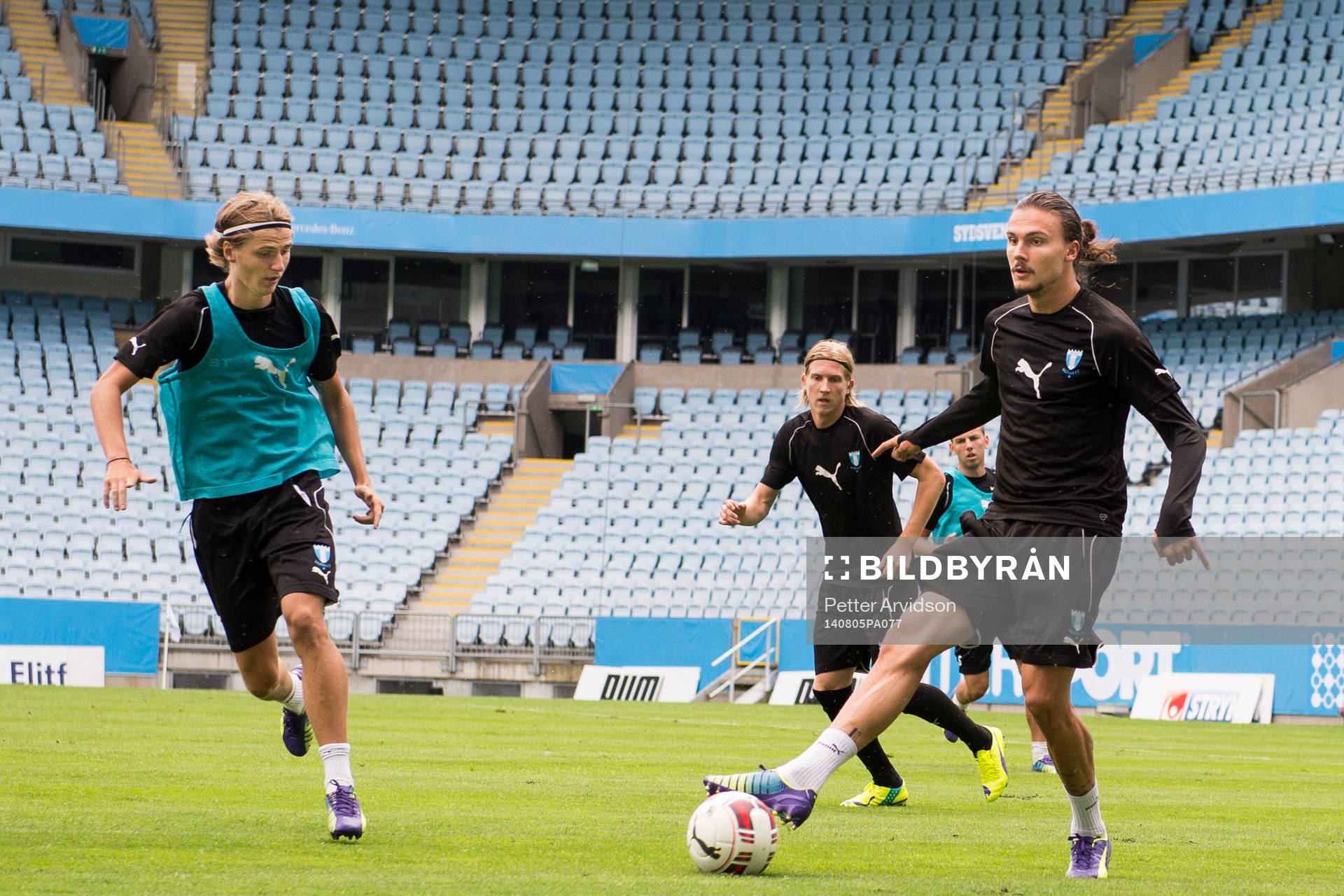 Malmö FFs Erik Johansson (m) passar bollen och Pawel