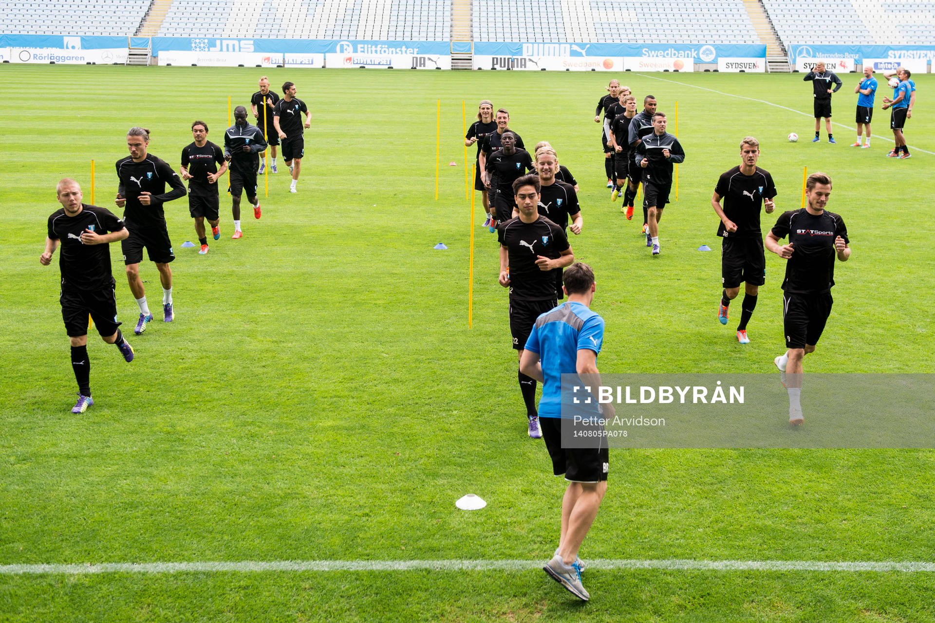 Malmö FFs spelare värmer upp