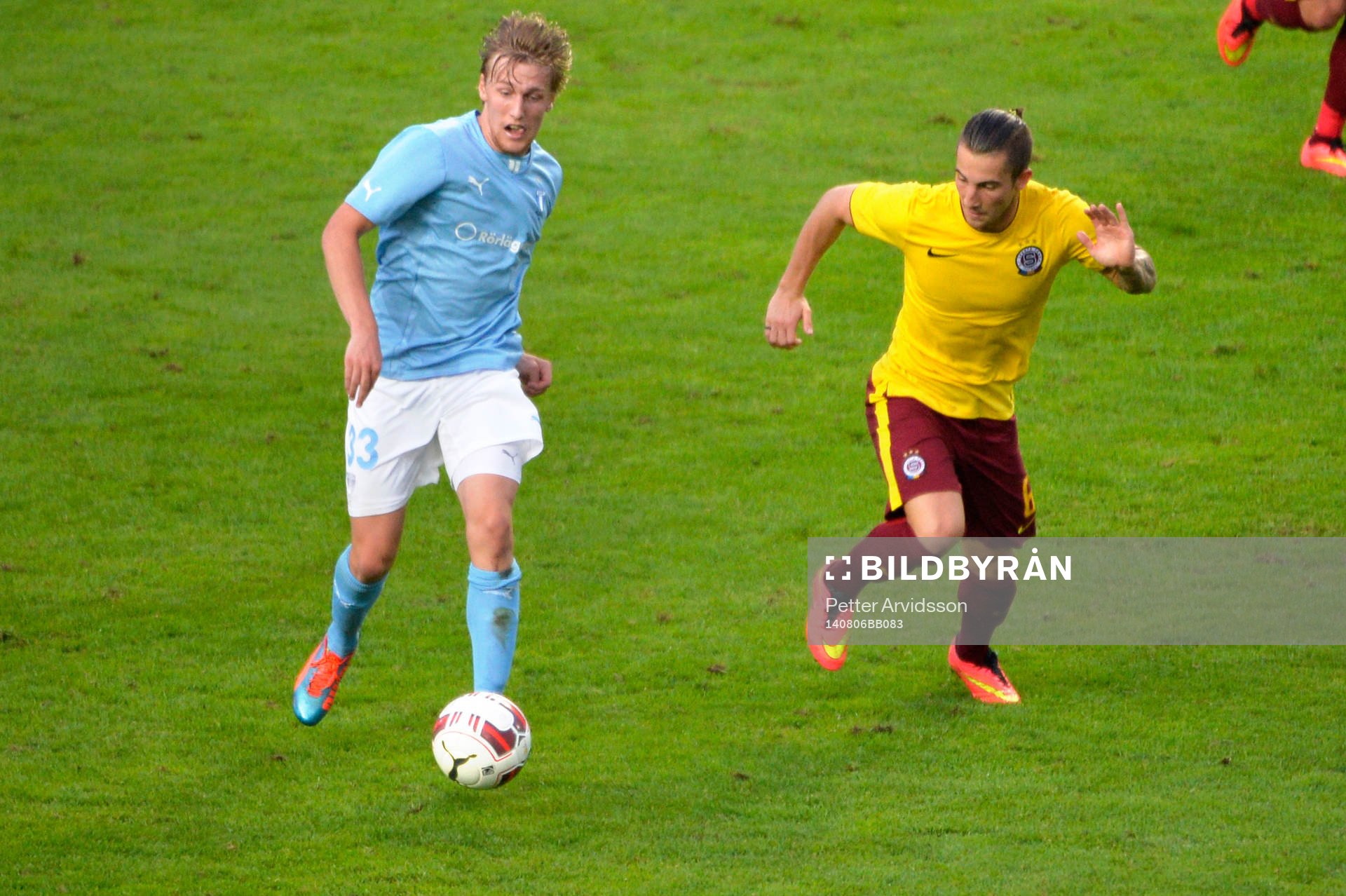 Malmö FFs Emil Forsberg jagas av Sparta Prags Lukáš Vácha under fotbollsmatchen i kvalet till Champions League mellan Malmö FF och Sparta Prag den 6 augusti 2014 i Malmö.