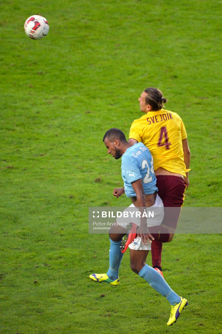 Malmö FFs Isaac Kiese Thelin och Sparta Prags Ondřej Švejdík i nickduell under fotbollsmatchen i kvalet till Champions League mellan Malmö FF och Sparta Prag den 6 augusti 2014 i Malmö.