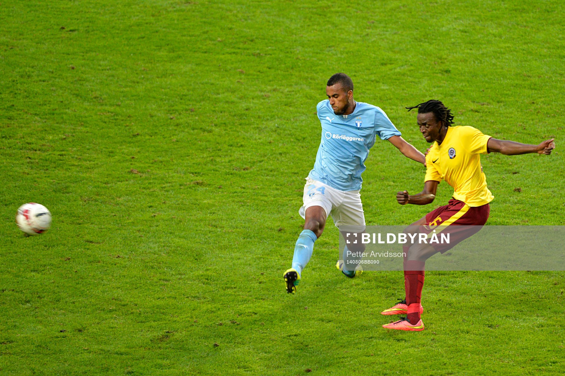Malmö FFs Isaac Kiese Thelin och Sparta Prags Costa Nhamoinesu under fotbollsmatchen i kvalet till Champions League mellan Malmö FF och Sparta Prag den 6 augusti 2014 i Malmö.