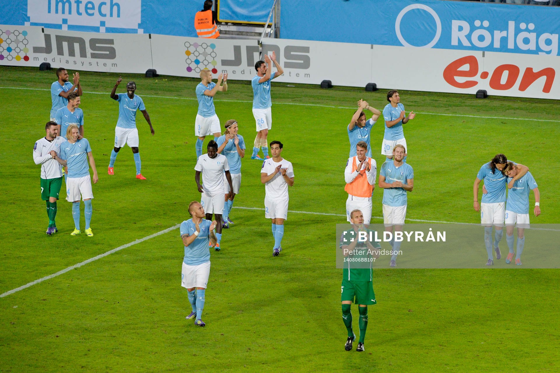 Malmö FFs spelare jublar och tackar publiken efter segern i fotbollsmatchen i kvalet till Champions League mellan Malmö FF och Sparta Prag den 6 augusti 2014 i Malmö.