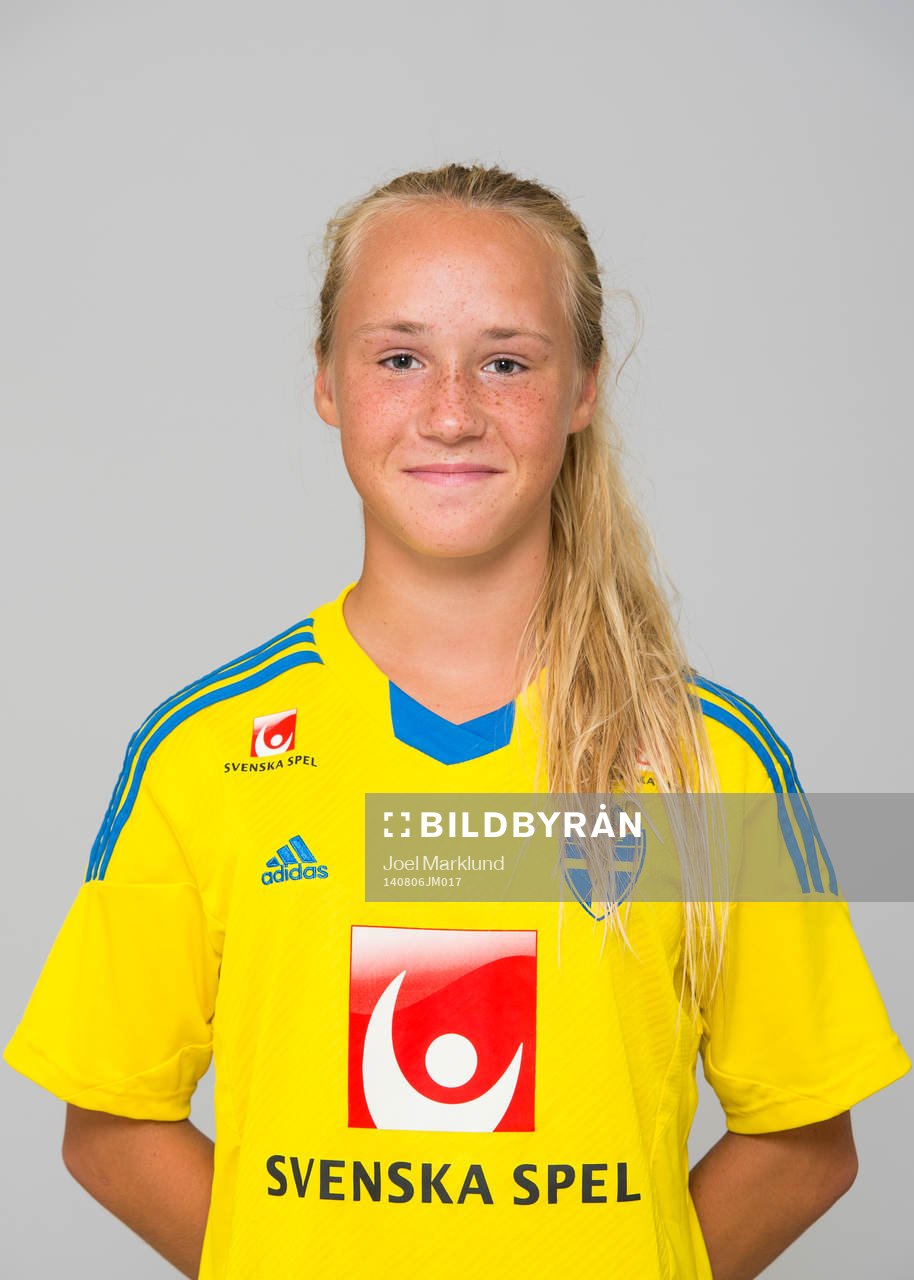 Malin Larsson, spelare i F15/99-landslaget i fotboll, poserar för ett porträtt den 6 augusti 2014 i Stockholm.