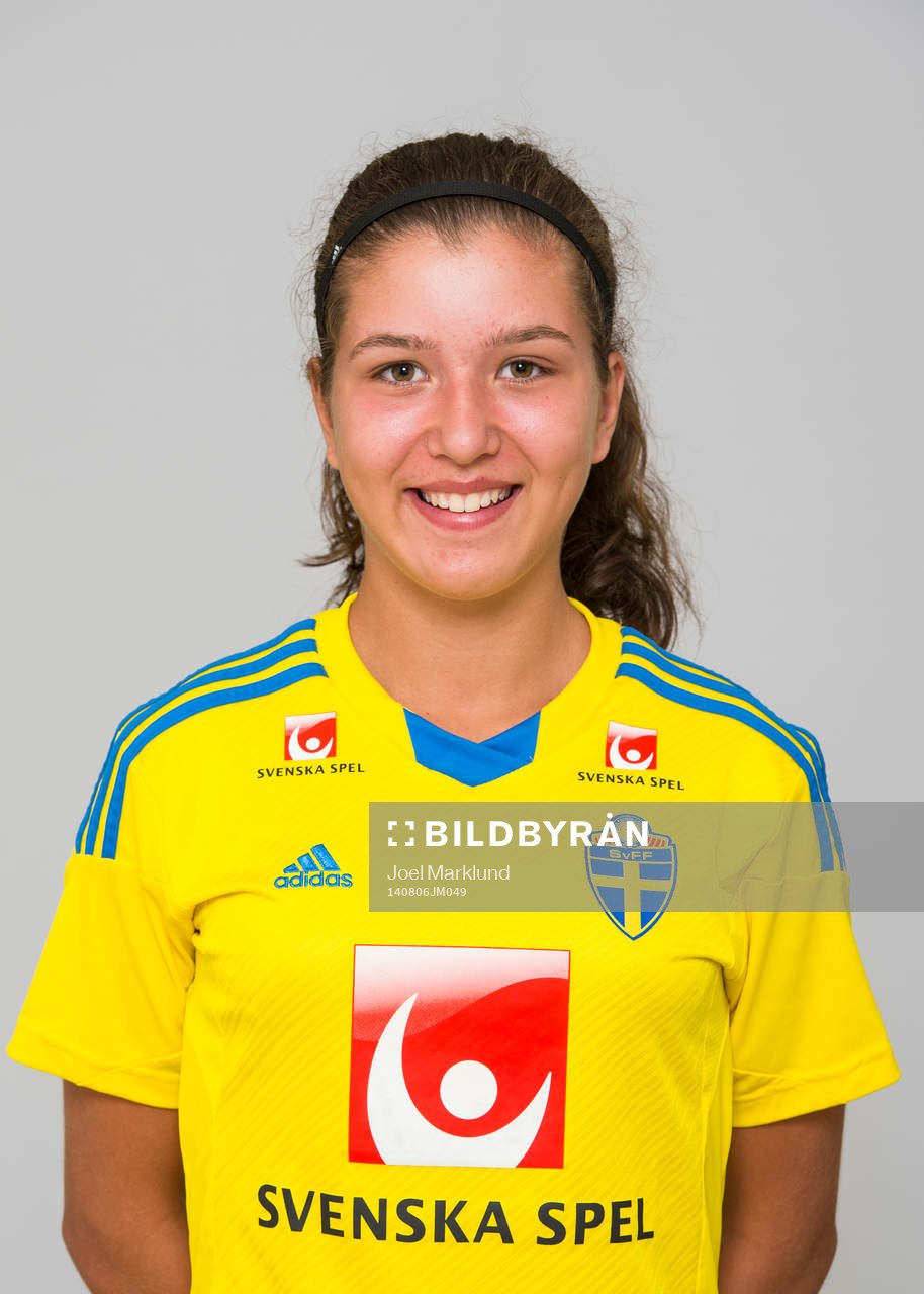 Loreta Kullashi, spelare i F15/99-landslaget i fotboll, poserar för ett porträtt den 6 augusti 2014 i Stockholm.