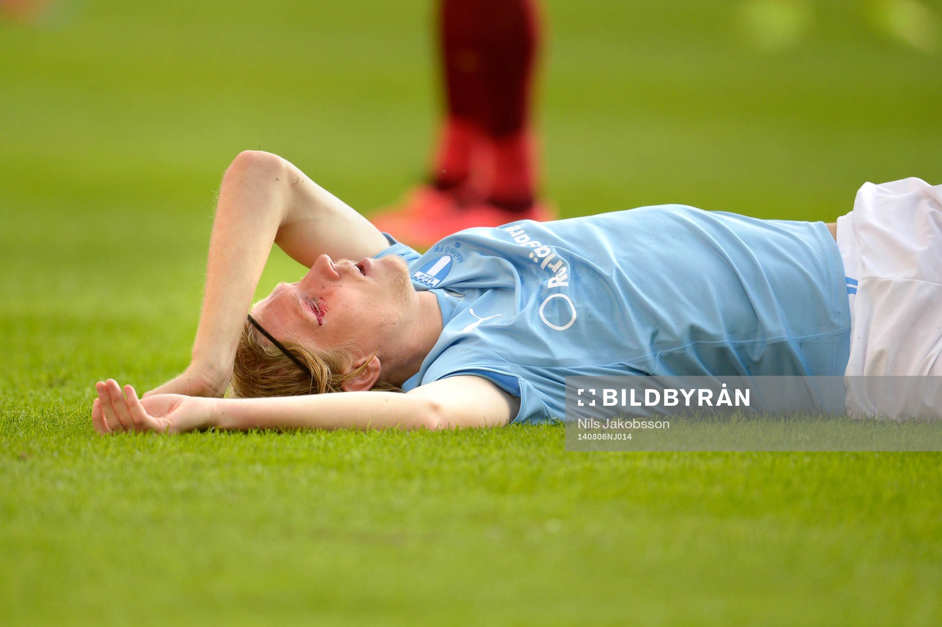 Malmö FFs Simon Kroon ligger skadad på planen