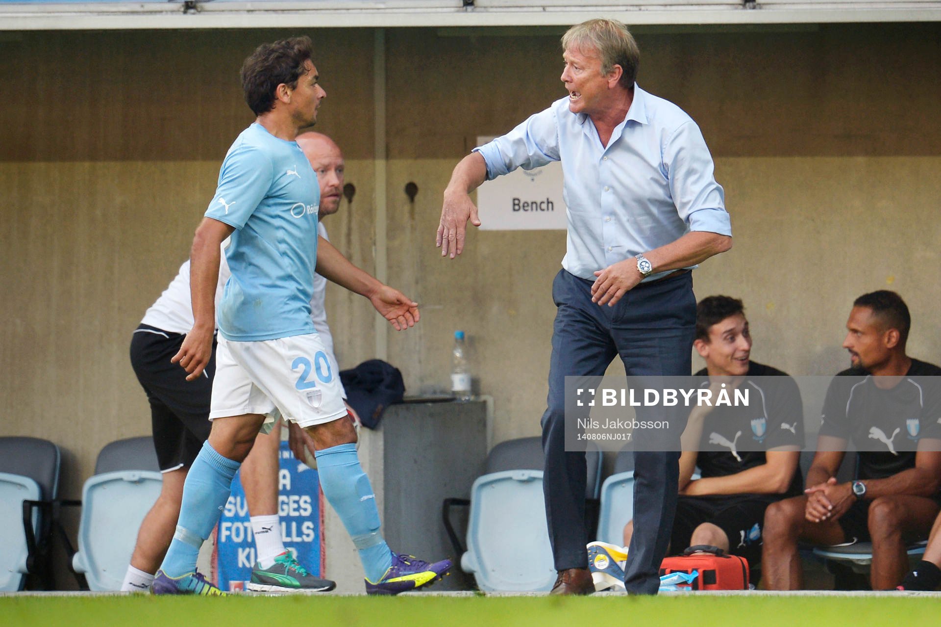 Malmö FFs tränare Åge Hareide ger instruktioner till