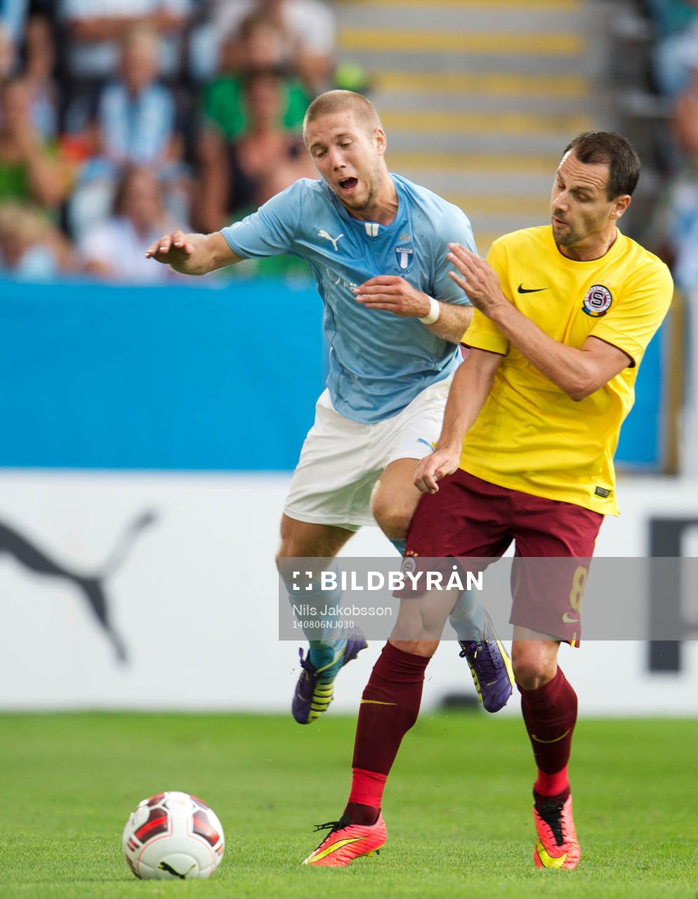 Malmö FFs Anton Tinnerholm får en tackling av Sparta