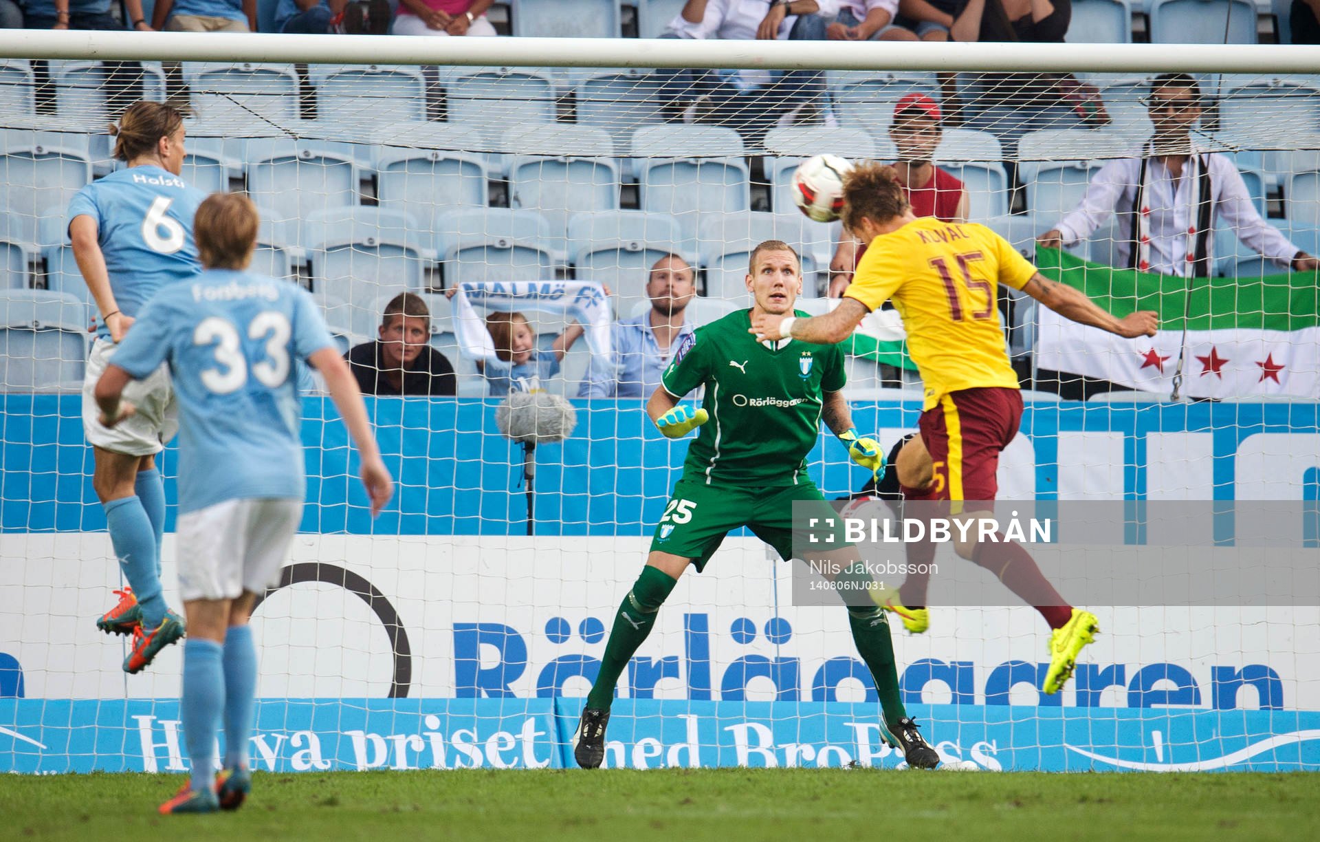Sparta Prags Radoslav Kovác nickar i stolpen hos Malmö FFs målvakt Robin Olsen under fotbollsmatchen i kvalet till Champions League mellan Malmö FF och Sparta Prag den 6 augusti 2014 i Malmö.