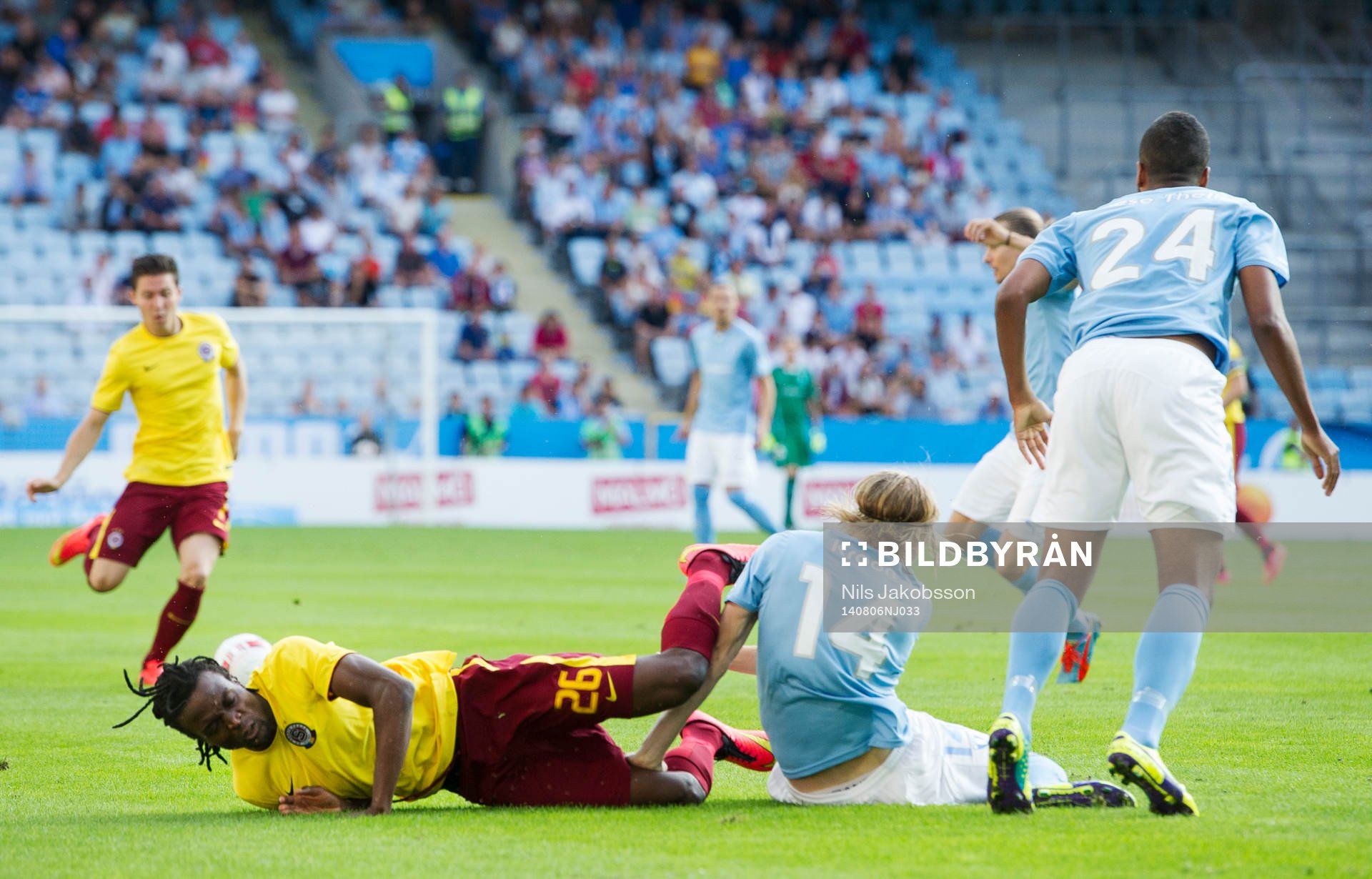 Sparta Prags Mario Holek träffar Malmö FFs Simon Kroon