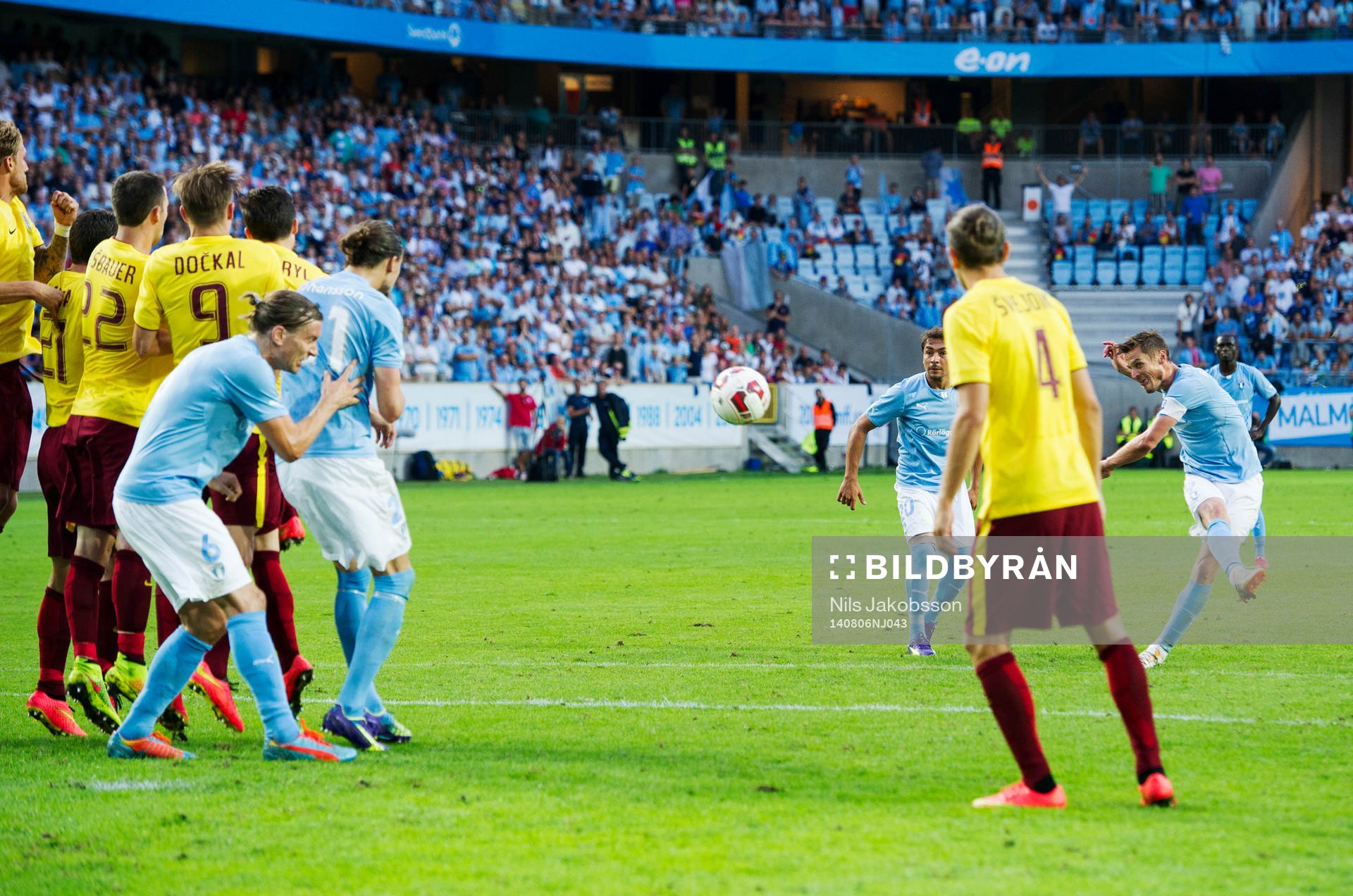 Malmö FFs Markus Rosenberg gör 2-0 på frispark