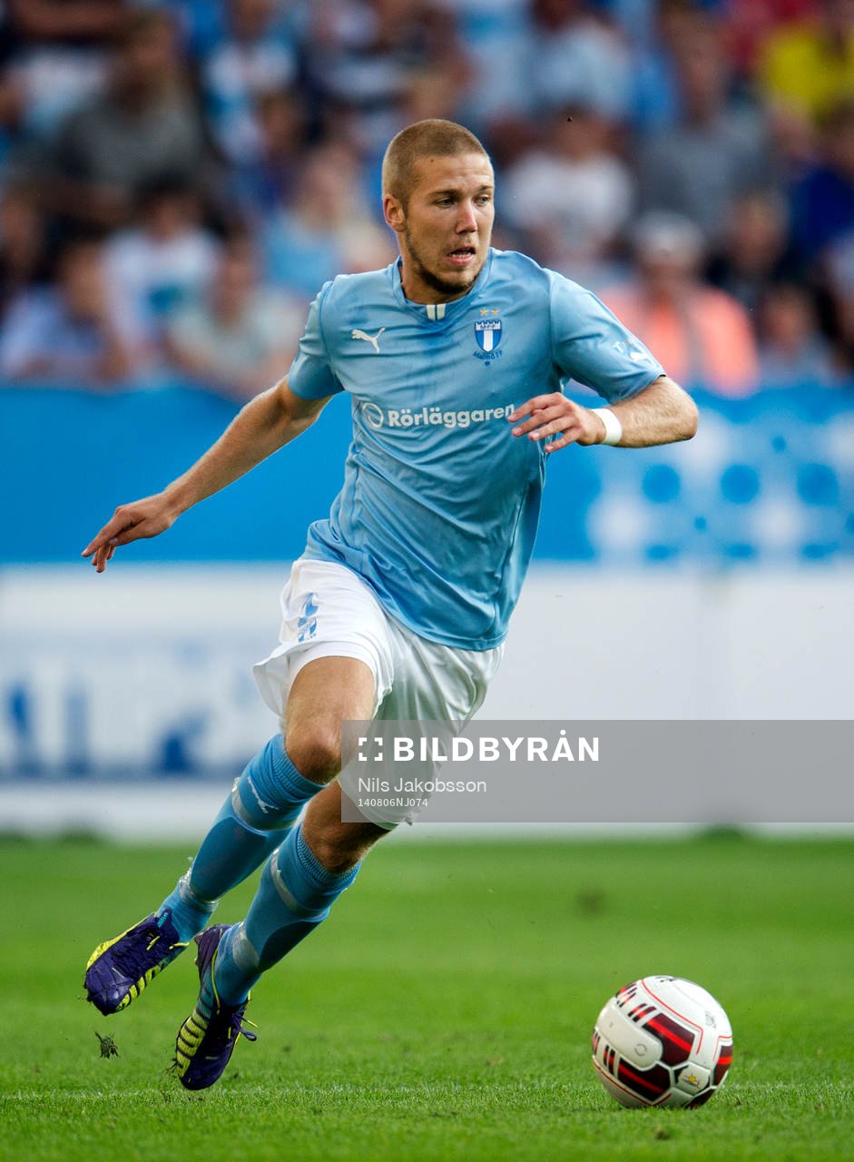 Malmö FFs Anton Tinnerholm under fotbollsmatchen i kvalet till Champions League mellan Malmö FF och Sparta Prag den 6 augusti 2014 i Malmö.