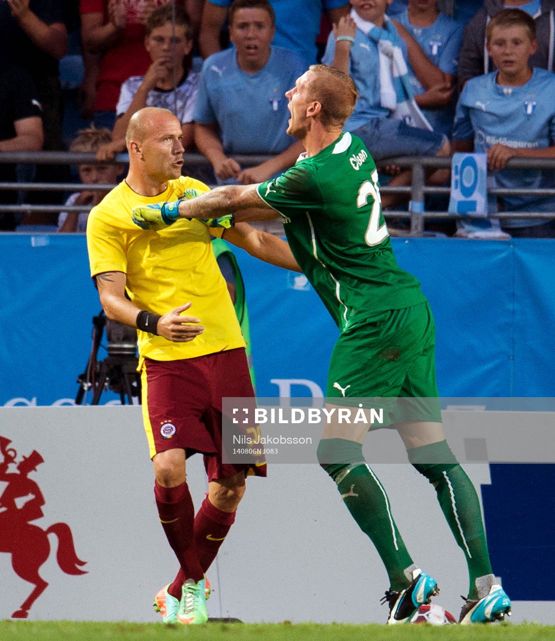 Sparta Prags Roman Bednář har retat upp målvakt Robin