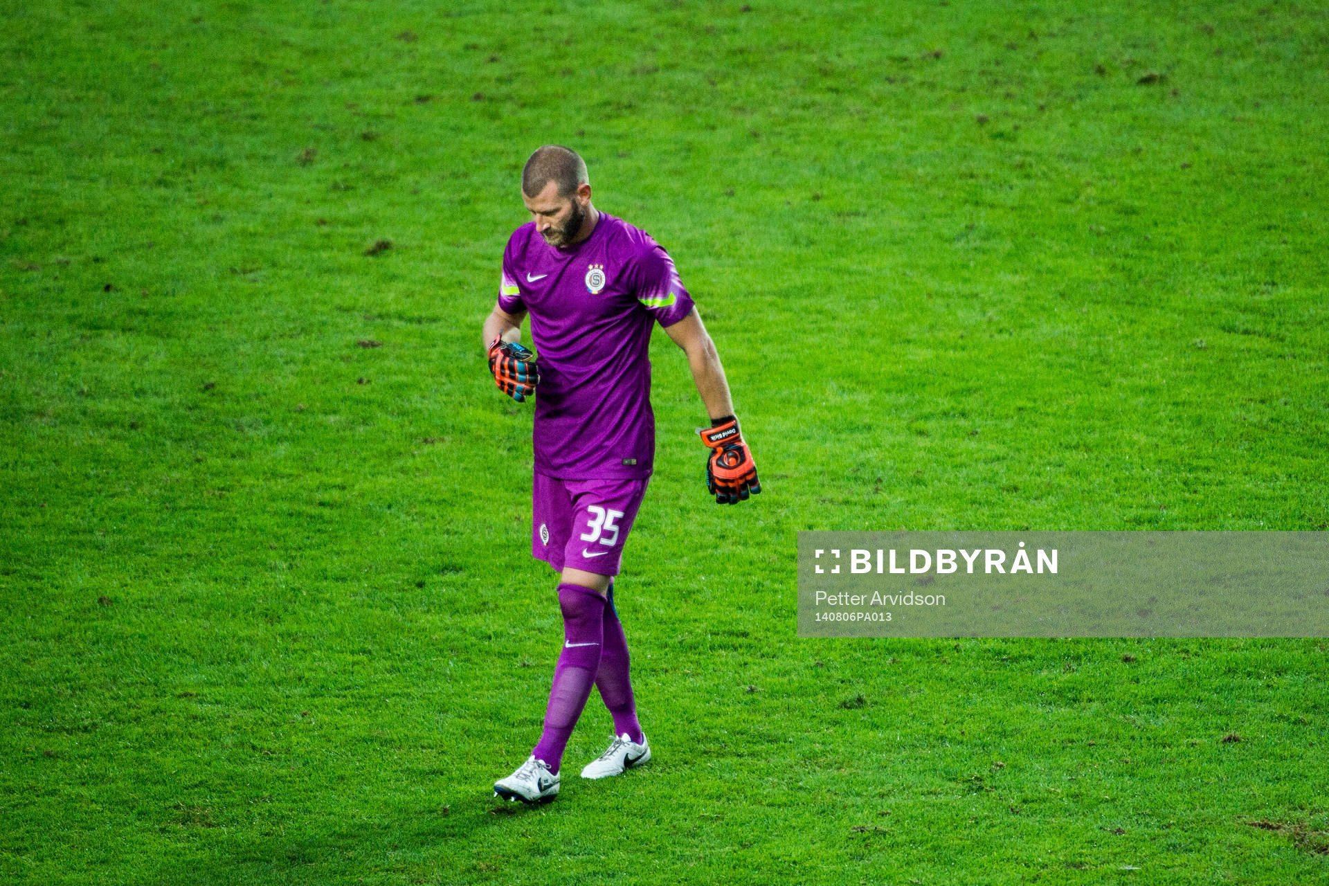 Sparta Prags målvakt David Bičík deppar