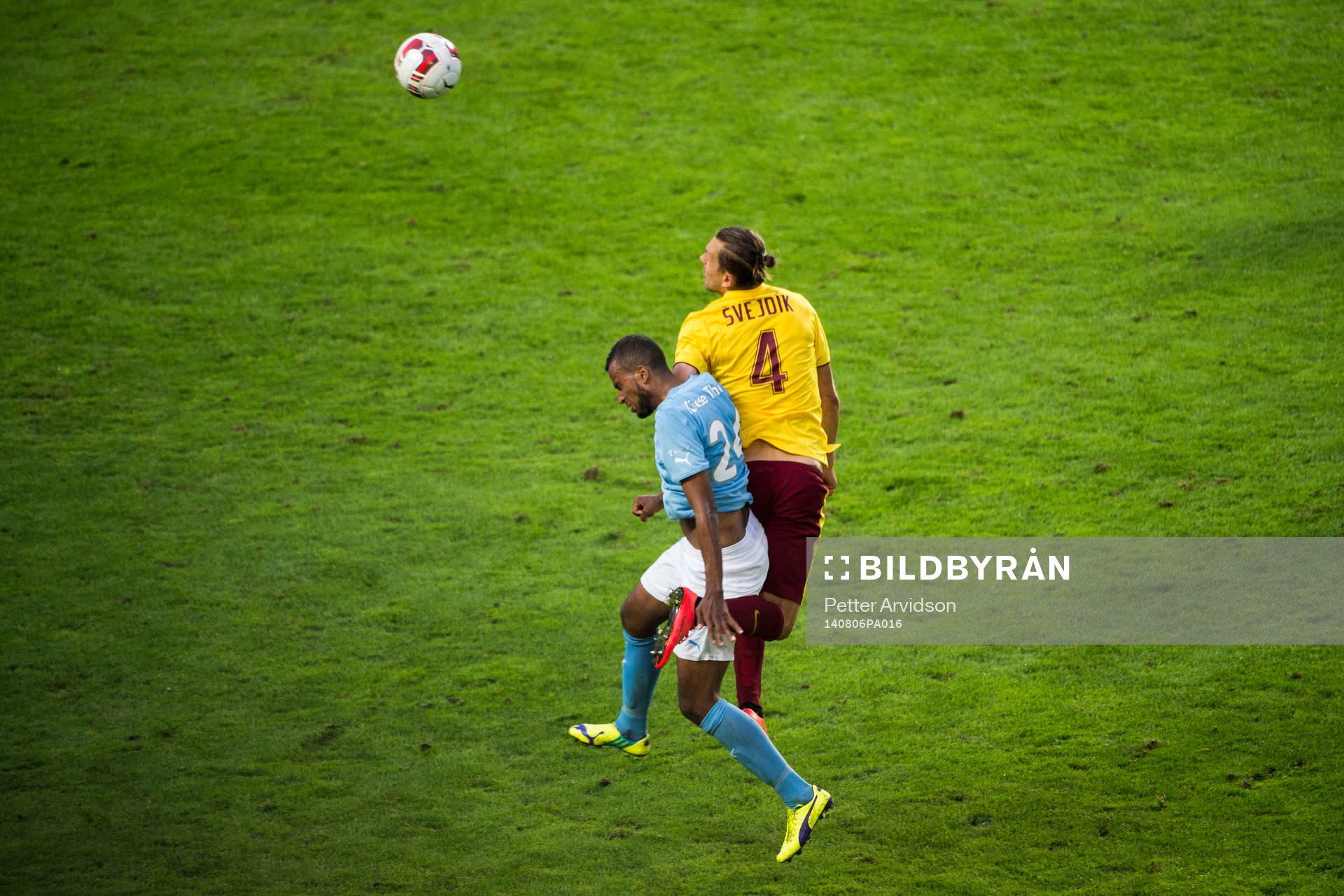 Malmö FFs Isaac Kiese Thelin i nickduell med Sparta Prags