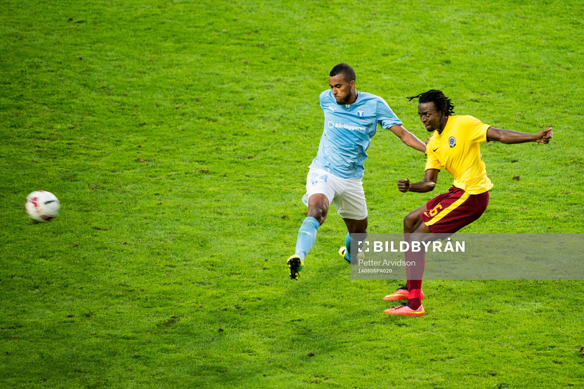Malmö FFs Isaac Kiese Thelin och Sparta Prags Costa Nhamoinesu under fotbollsmatchen i kvalet till Champions League mellan Malmö FF och Sparta Prag den 6 augusti 2014 i Malmö.
