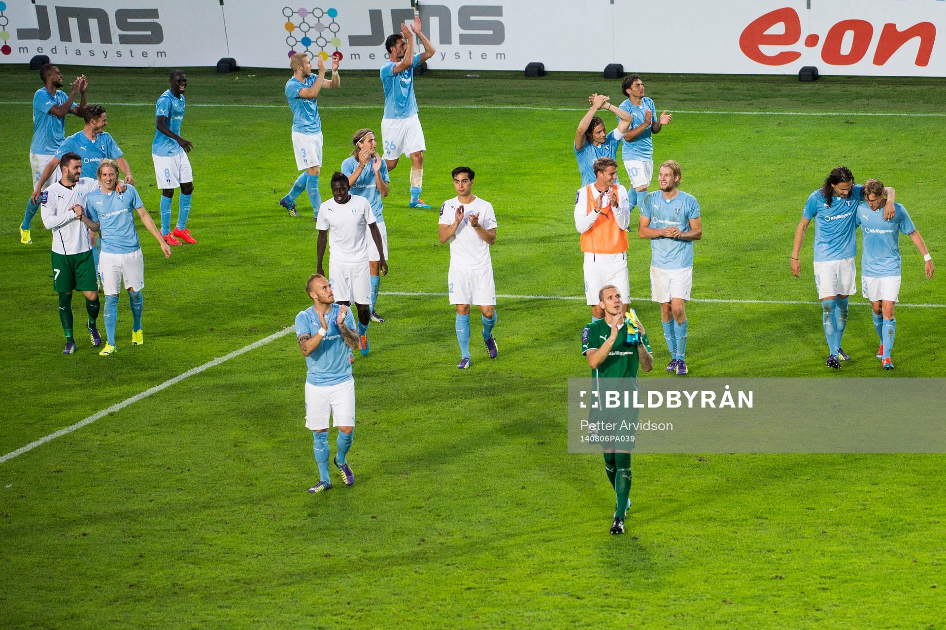 Malmö FFs spelare tackar publiken efter fotbollsmatchen i kvalet till Champions League mellan Malmö FF och Sparta Prag den 6 augusti 2014 i Malmö.