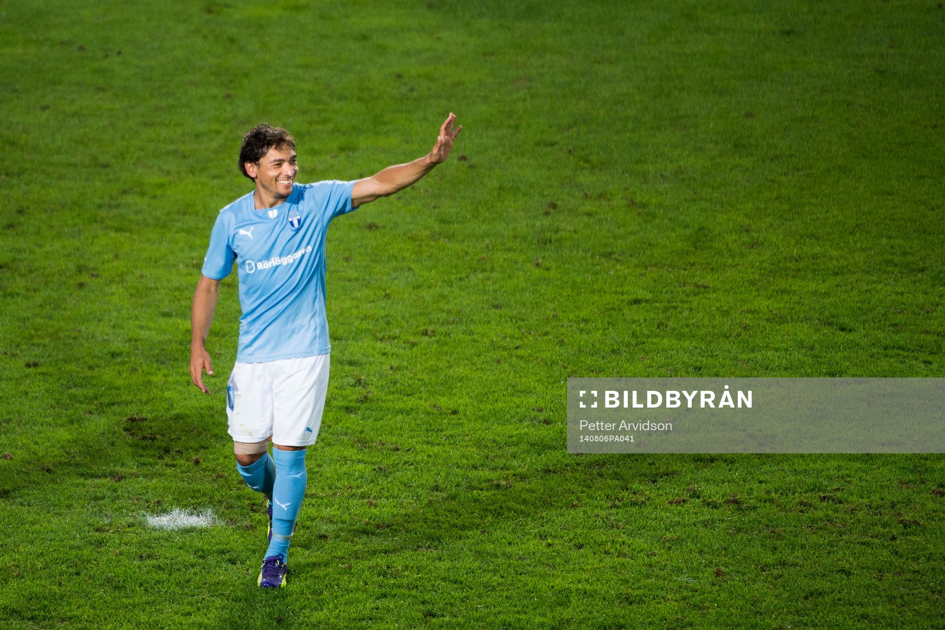 Malmö FFs Ricardo Ferreira Da Silva tackar publiken efter fotbollsmatchen i kvalet till Champions League mellan Malmö FF och Sparta Prag den 6 augusti 2014 i Malmö.