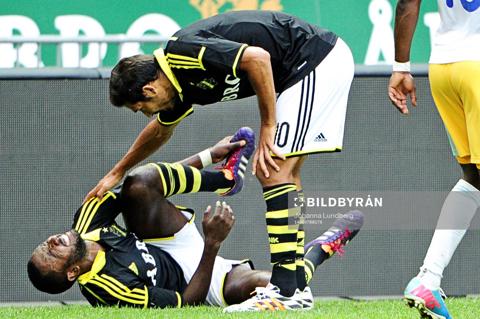 AIK:s Henok Goitom får ont efter en duell och tröstas av Celso Borges under fotbollsmatchen i kvalet till Europa League mellan AIK och FC Astana den 7 augusti 2014 i Stockholm.