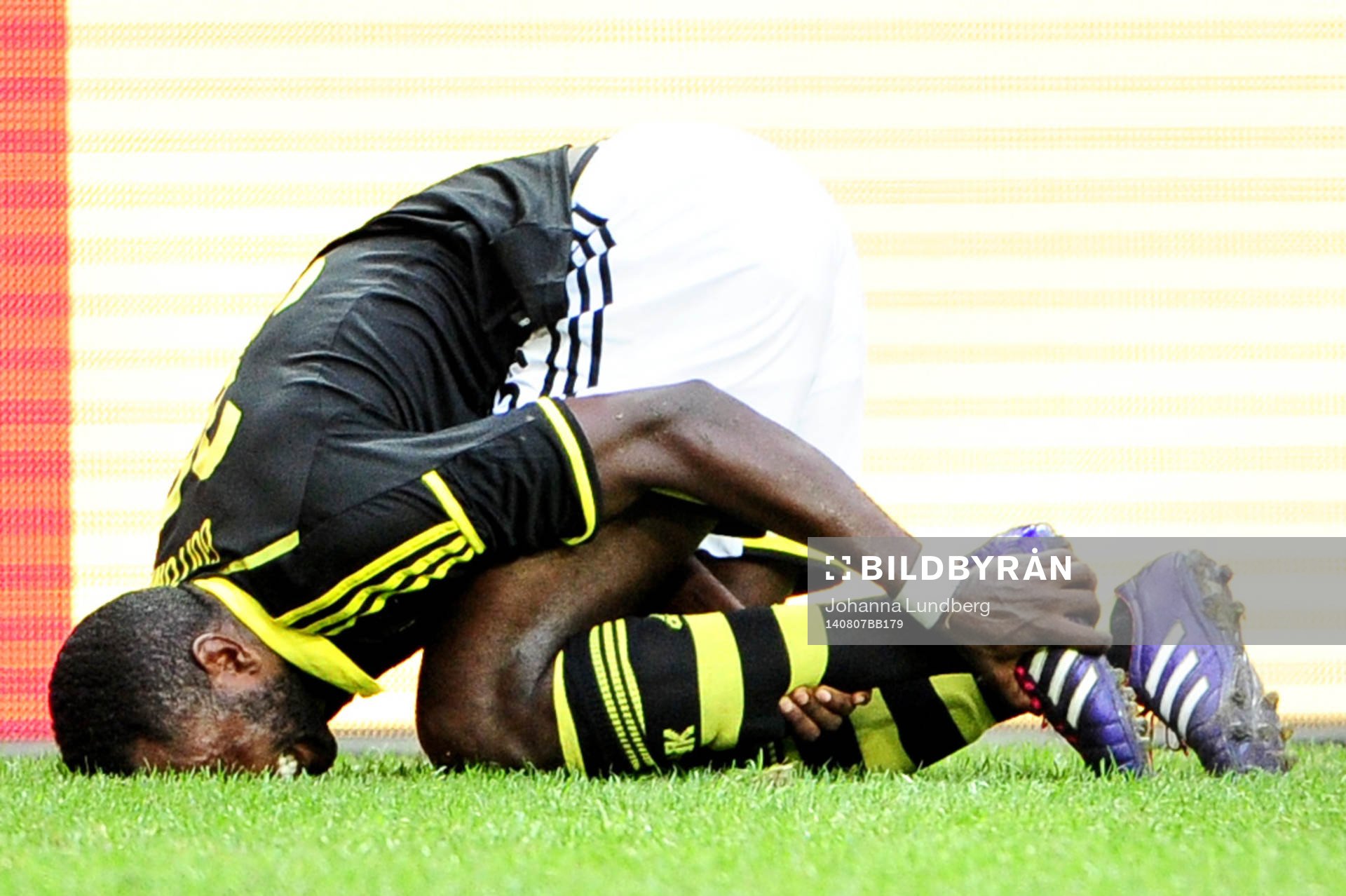 AIK:s Henok Goitom blir liggande med smärtor efter en duell under fotbollsmatchen i kvalet till Europa League mellan AIK och FC Astana den 7 augusti 2014 i Stockholm.