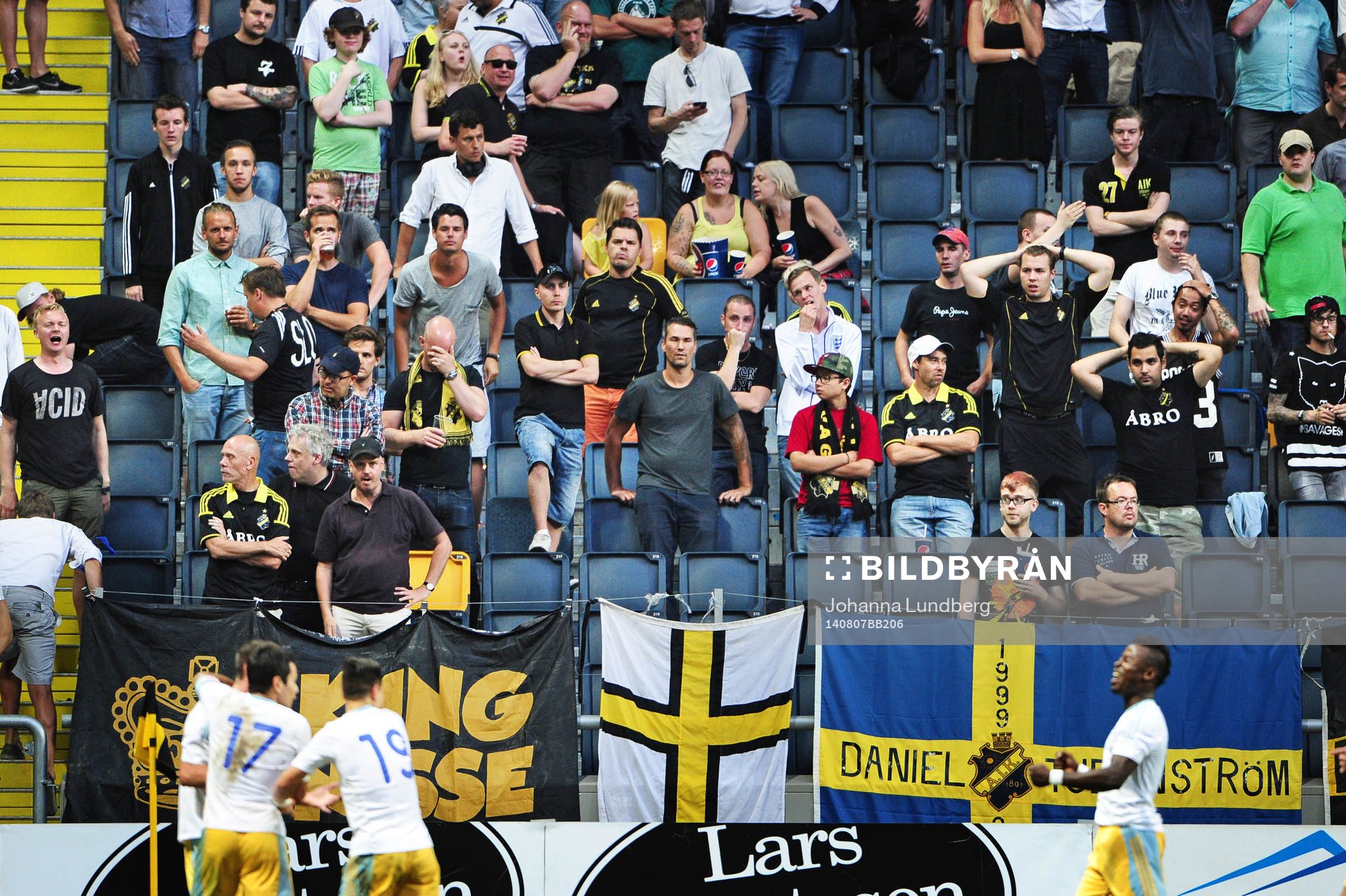 s supportrar deppar bakom jublande Astanaspelare