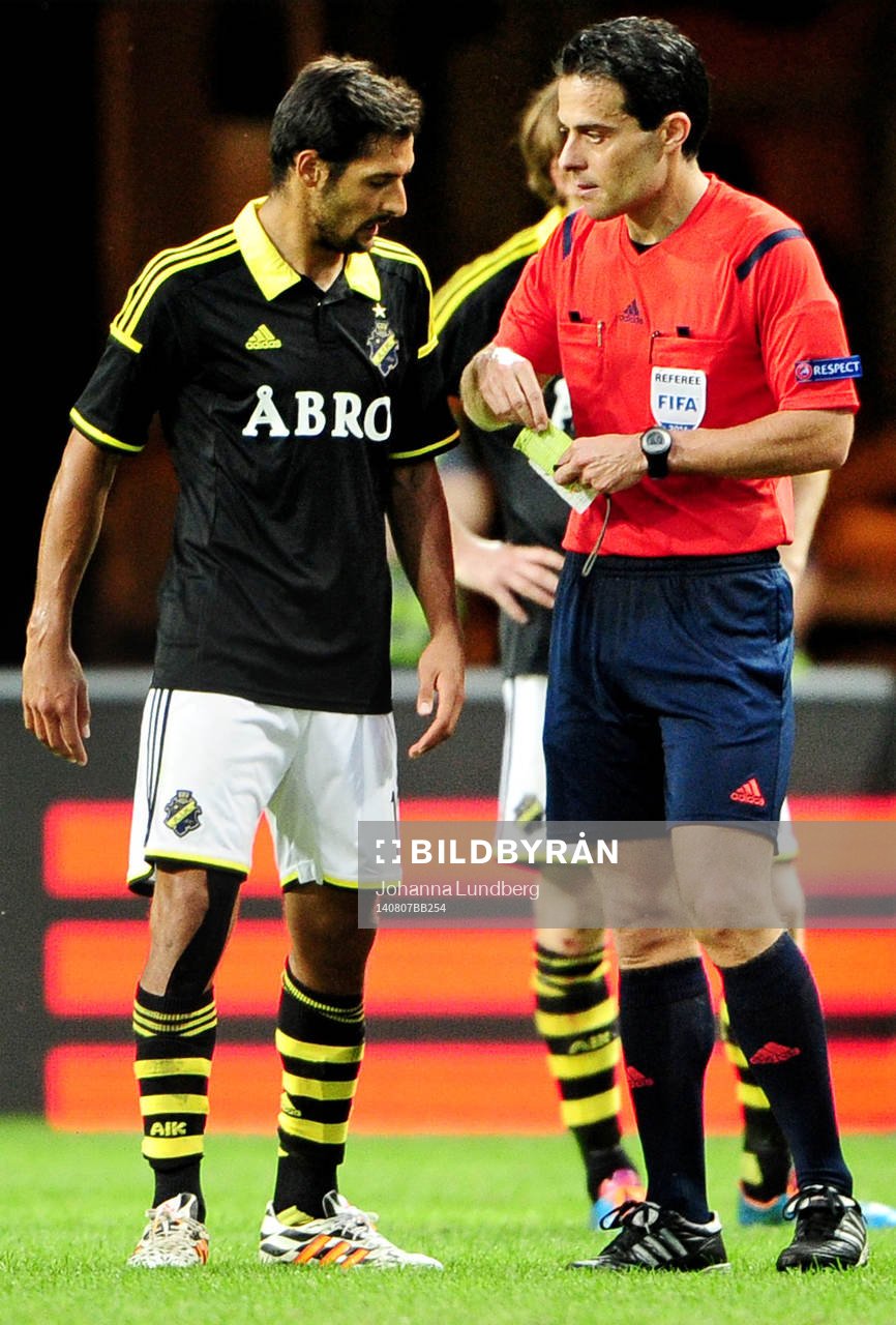 s Celso Borges diskuterar med domare Michael Koukoulakis