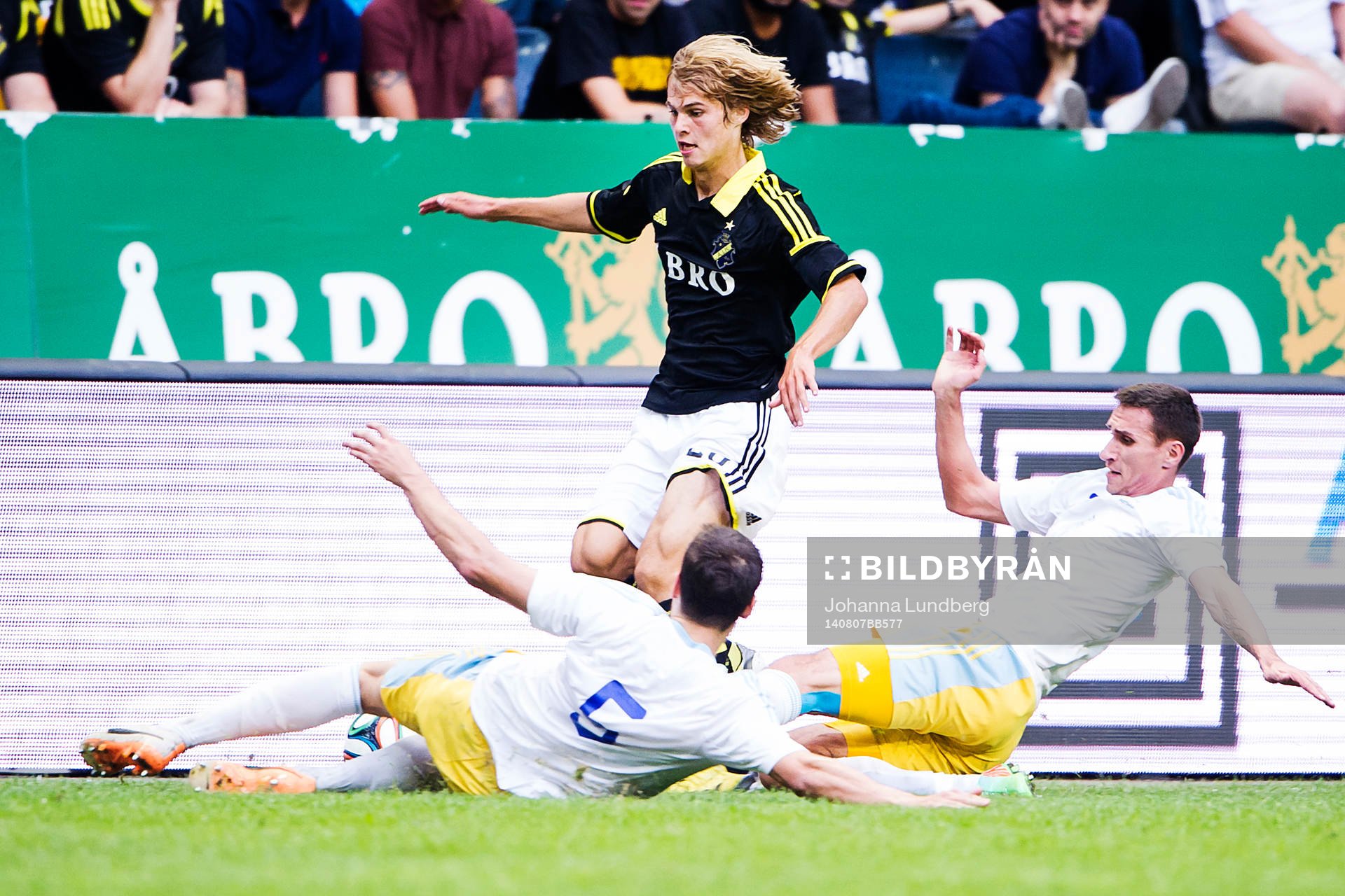 s Sam Lundholm stoppas av Astanas Marin Anicic och Dmitry
