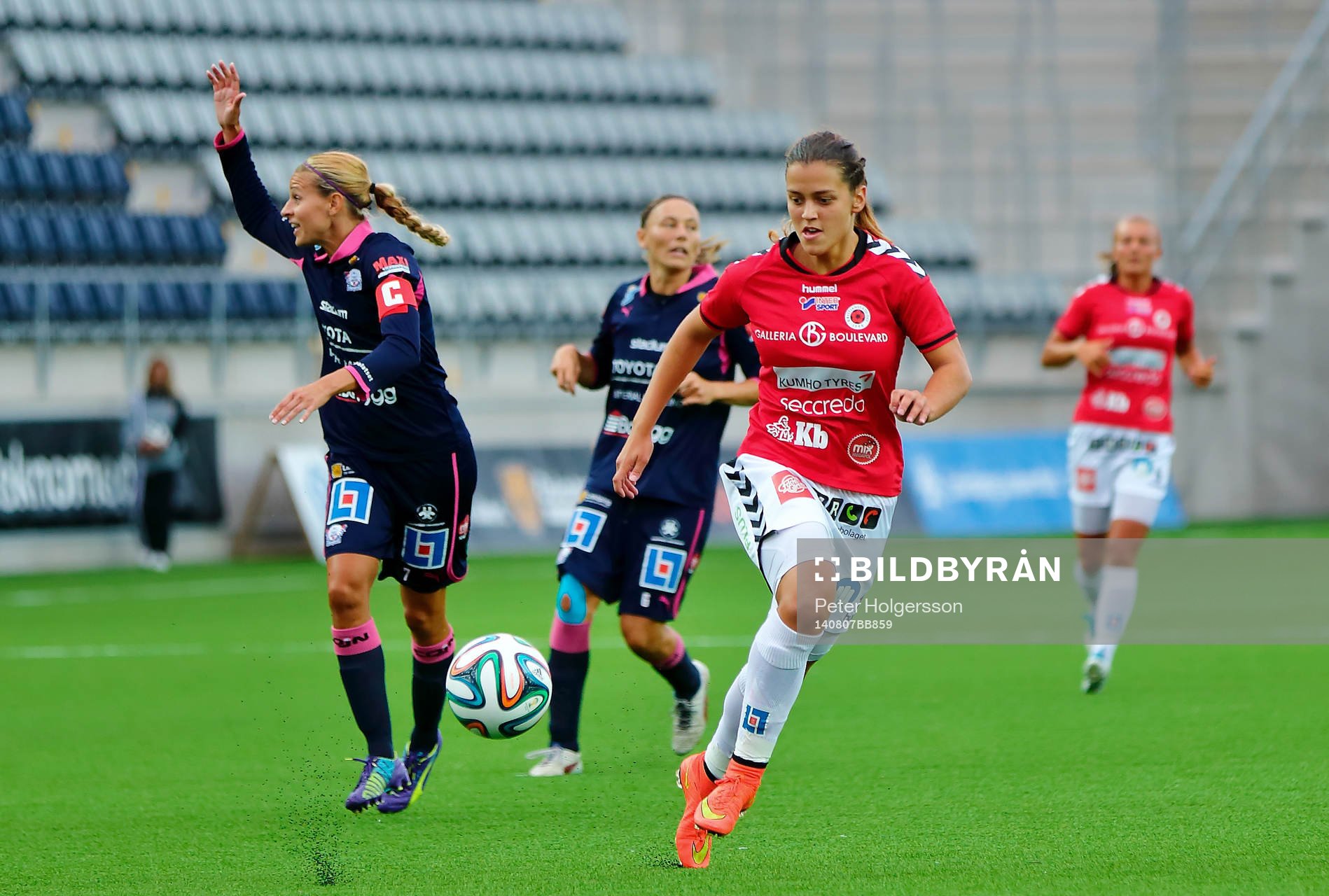 Linköpings Charlotte Rohlin vinkar åt linjedomaren strax