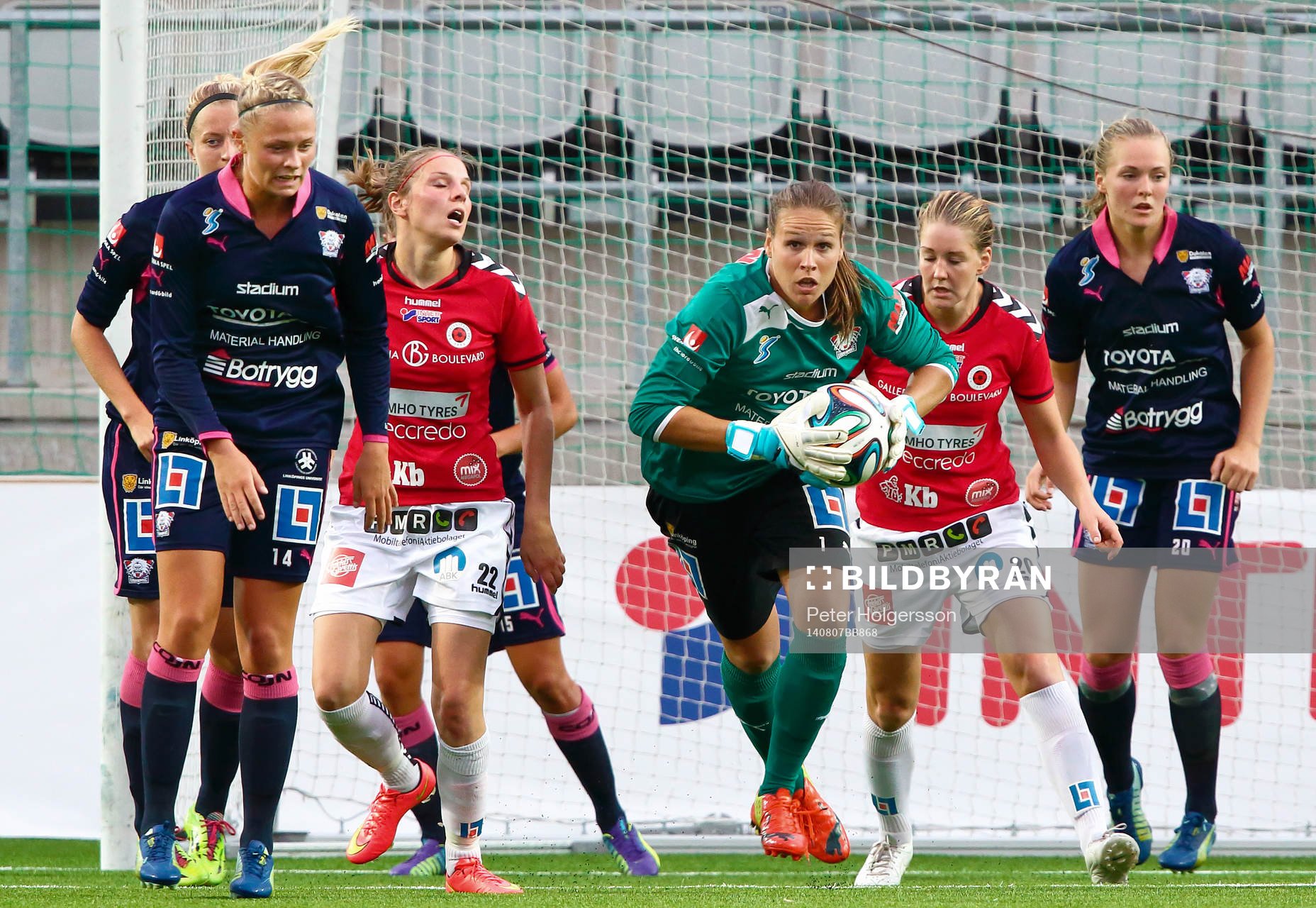 Linköpings målvakt Katlynn Fraine har plockat ett