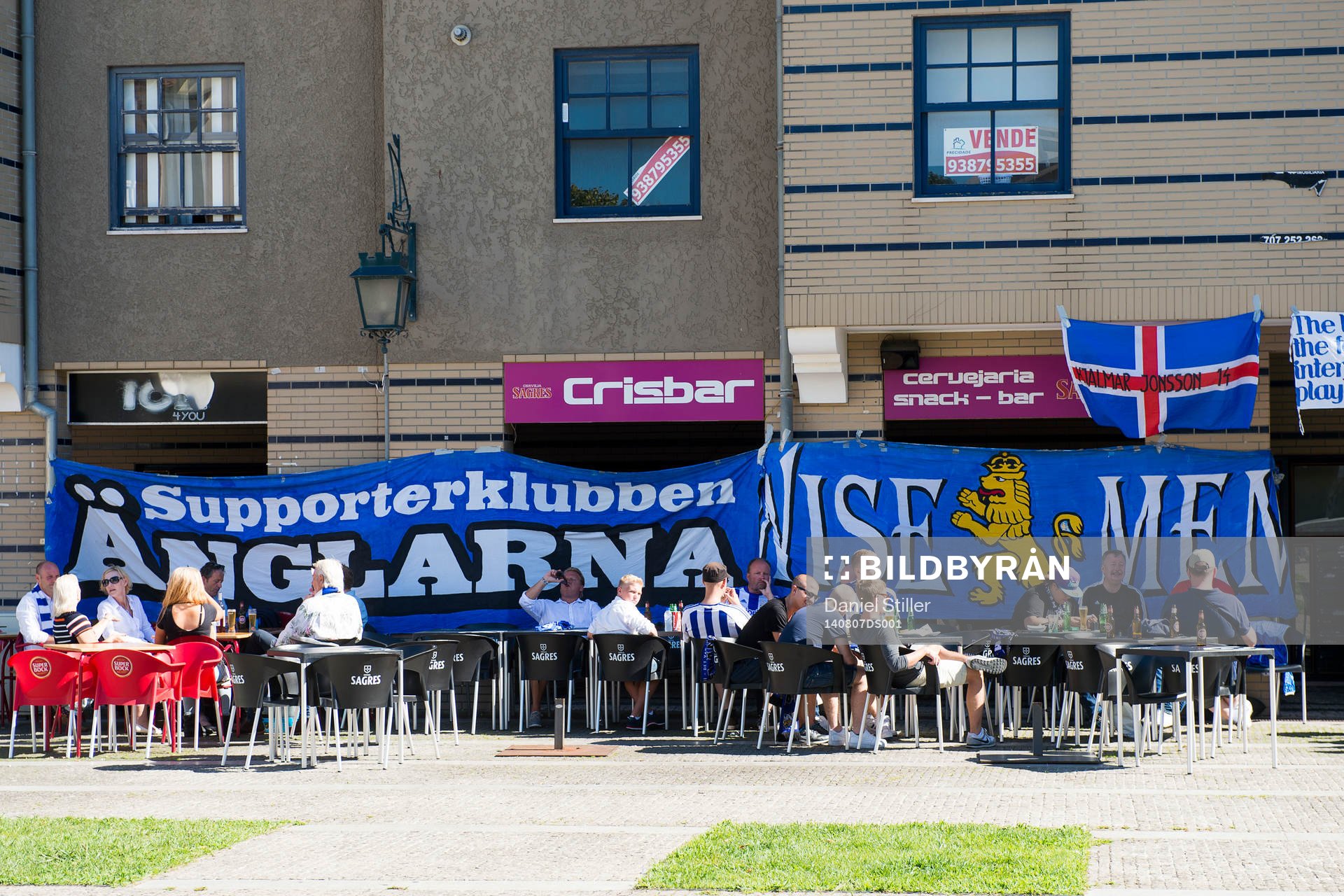 Blåvita supportrar laddar