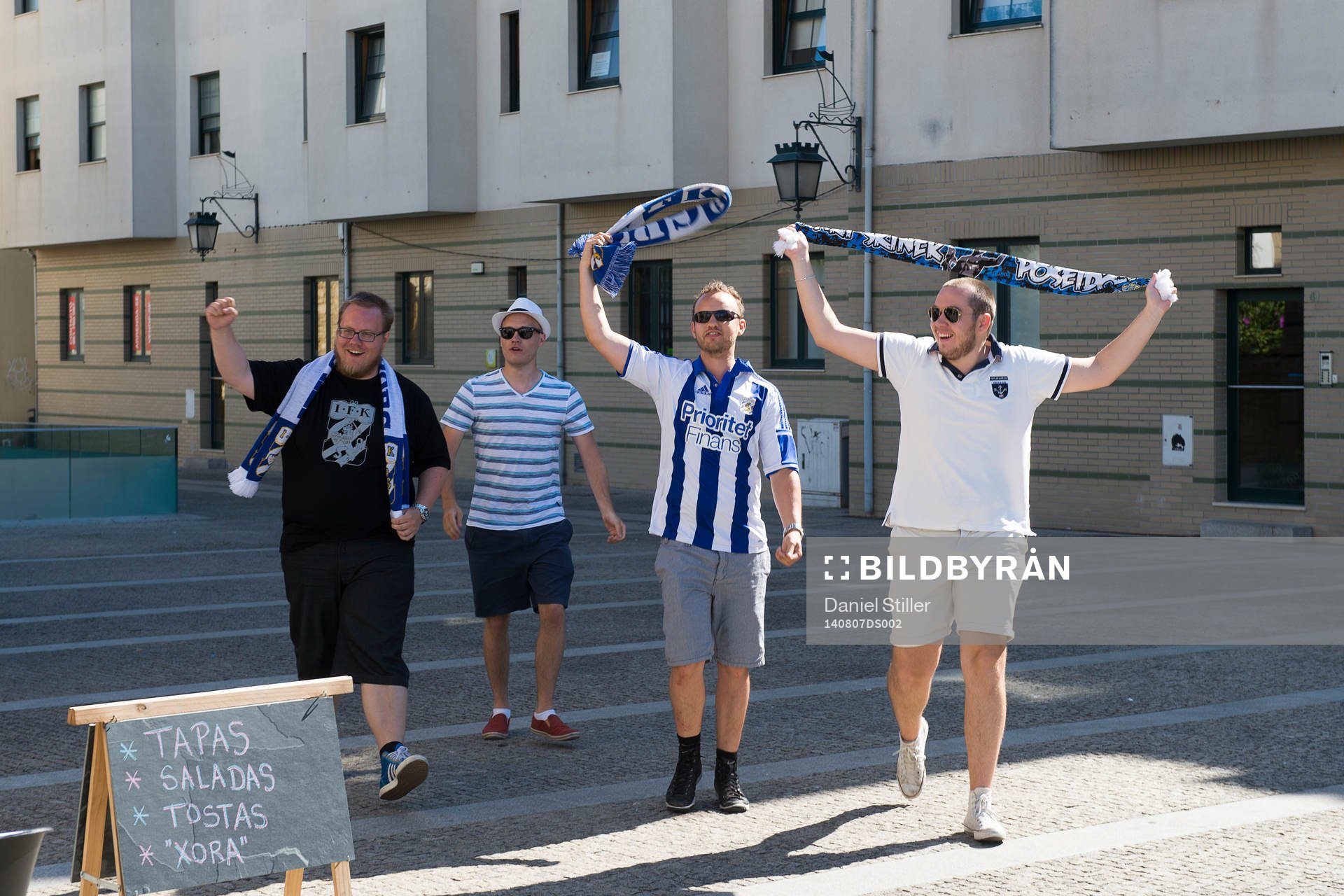 Blåvita supportrar laddar