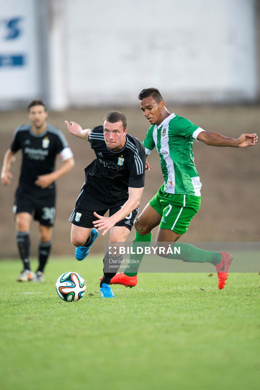 IFK Göteborgs Jakob Johansson går förbi Rio Aves Luis Augusto under fotbollsmatchen i kvalet till Europa League mellan Rio Ave och IFK Göteborg den 7 augusti 2014 i Vila do Conde.