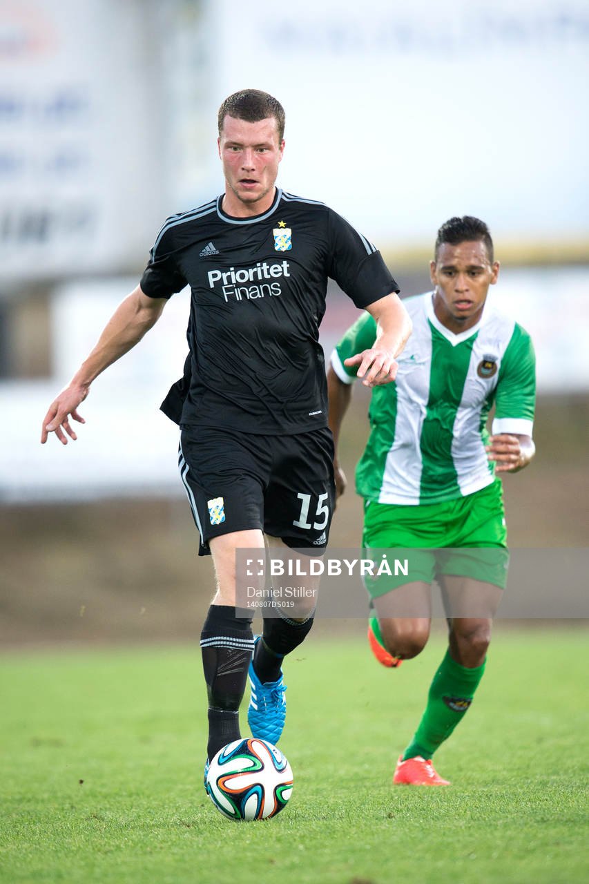 IFK Göteborgs Jakob Johansson går förbi Rio Aves Luis Augusto under fotbollsmatchen i kvalet till Europa League mellan Rio Ave och IFK Göteborg den 7 augusti 2014 i Vila do Conde.