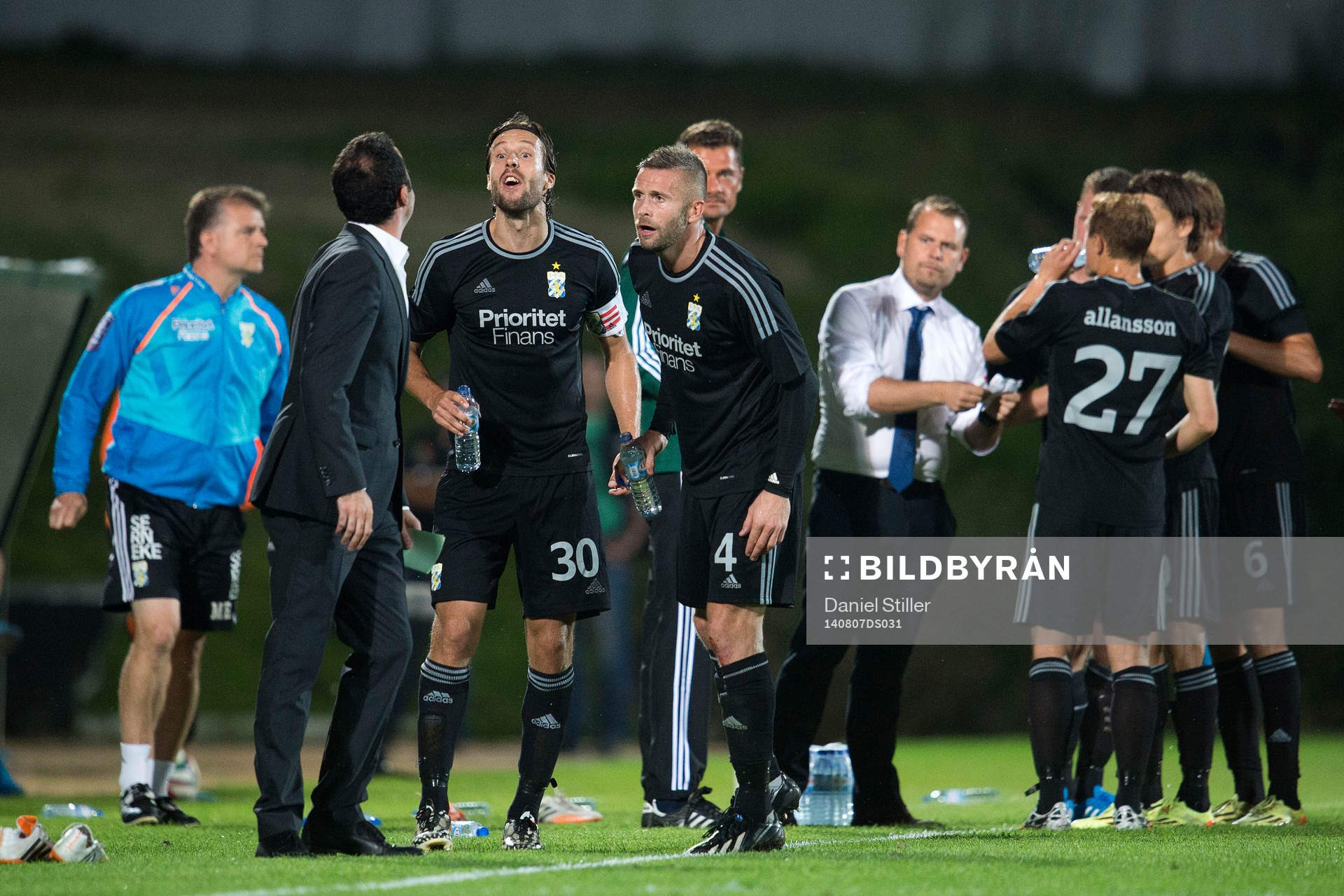 Dispyt uppstår mellan en ledare från Rio Ave och IFK Göteborgs Mattias Bjärsmyr och Kjetil Waehler under fotbollsmatchen i kvalet till Europa League mellan Rio Ave och IFK Göteborg den 7 augusti 2014 i Vila do Conde.