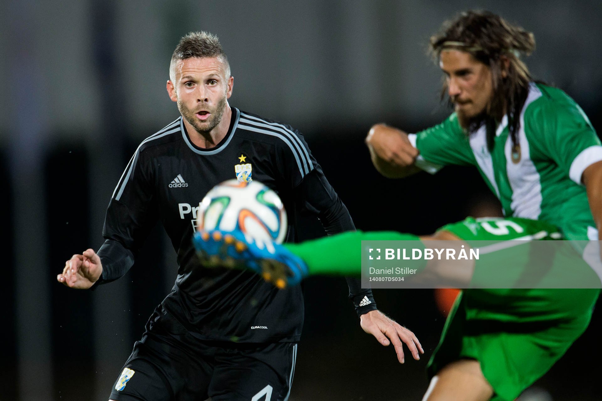 IFK Göteborgs Kjetil Waehler ser på när Rio Aves Tiago Pinto sparkar iväg bollen under fotbollsmatchen i kvalet till Europa League mellan Rio Ave och IFK Göteborg den 7 augusti 2014 i Vila do Conde.