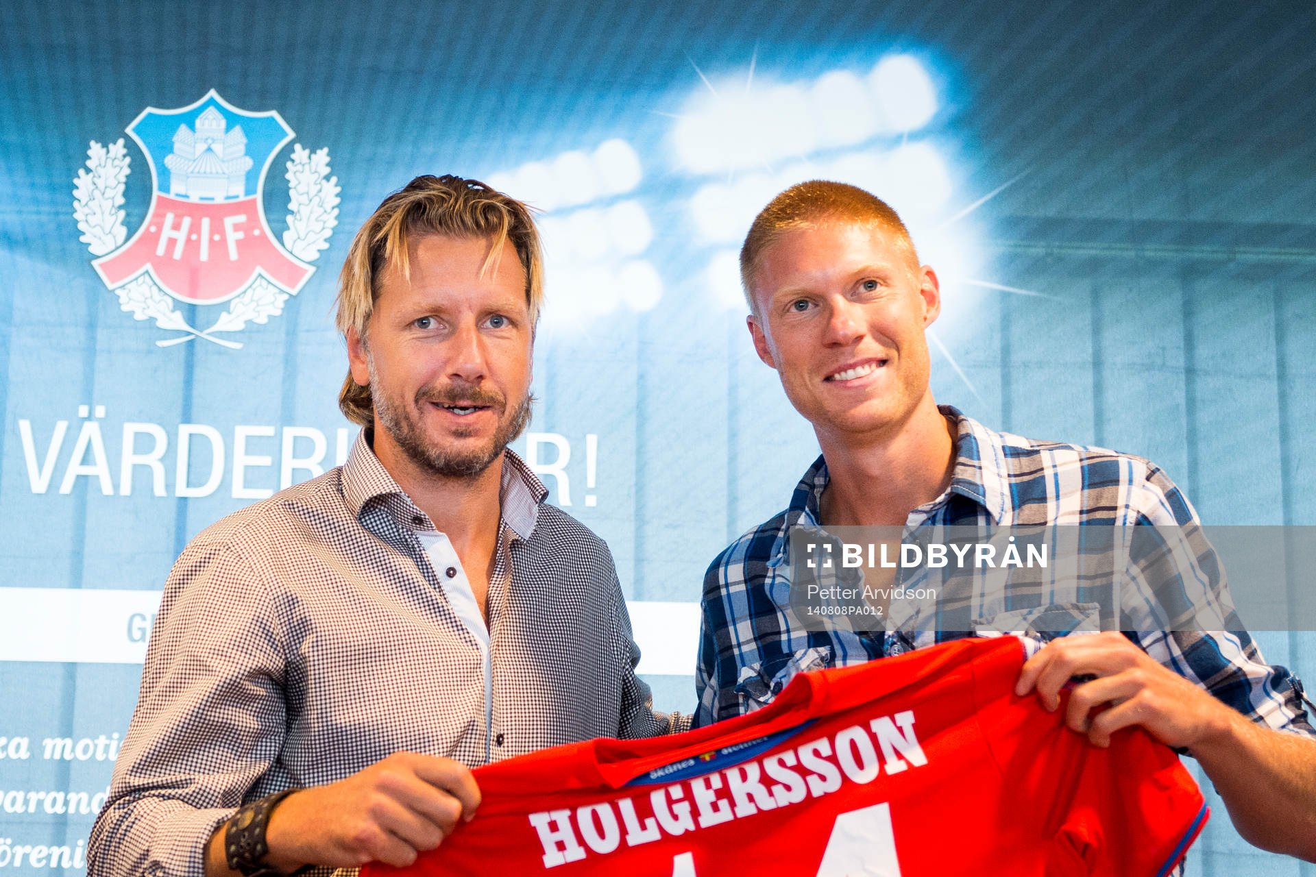 Helsingborgs sportchef Jesper Jansson tillsammans med nyförvärv Markus Holgersson under presskonferens där han presenteras som ny spelare i Helsingborg den 8 augusti 2014 i Helsingborg.